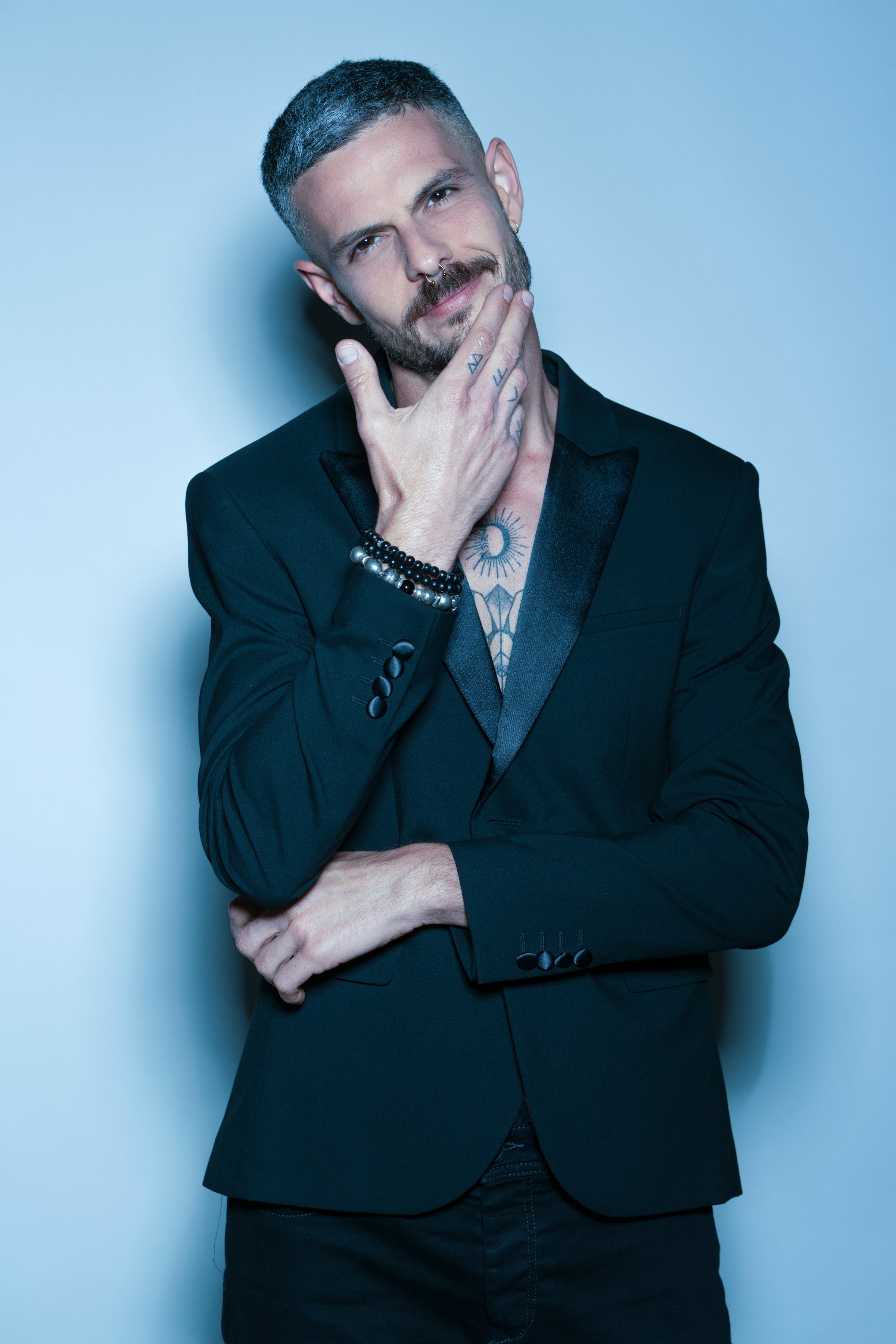 A man smirking | Source: Unsplash