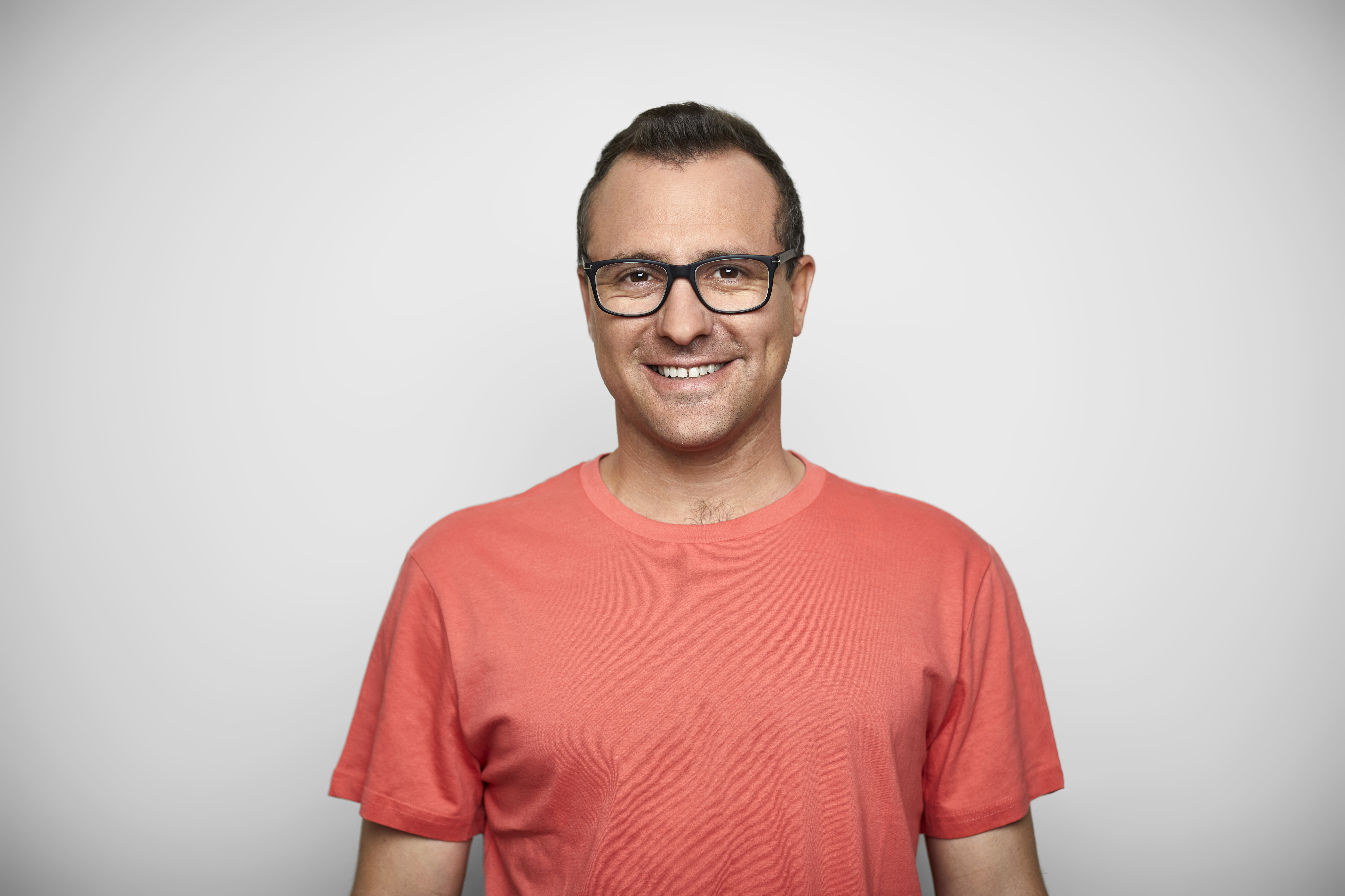 A man in a t-shirt and eyeglasses | Source: Getty Images