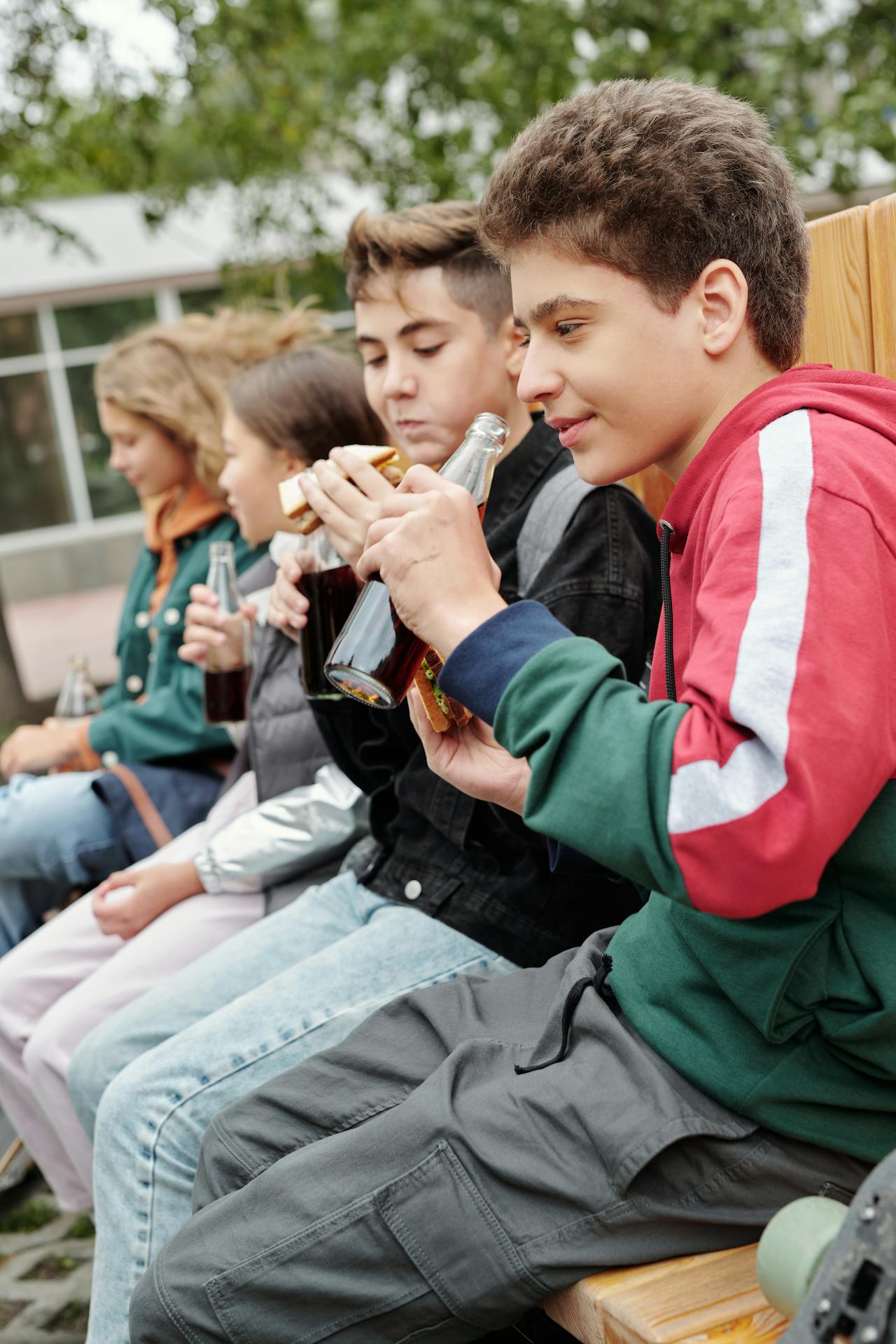 A gang of teenagers chilling | Source: Pexels