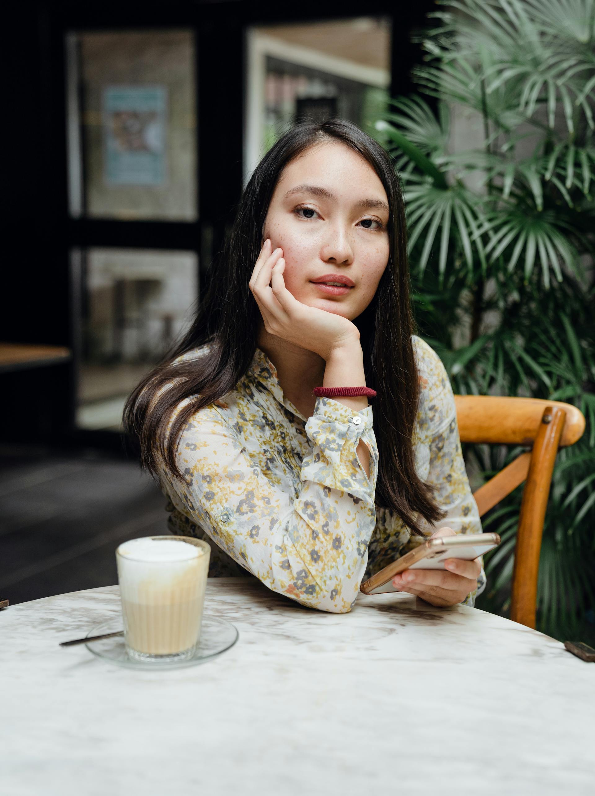 A woman resting her chin in one hand | Source: Pexels