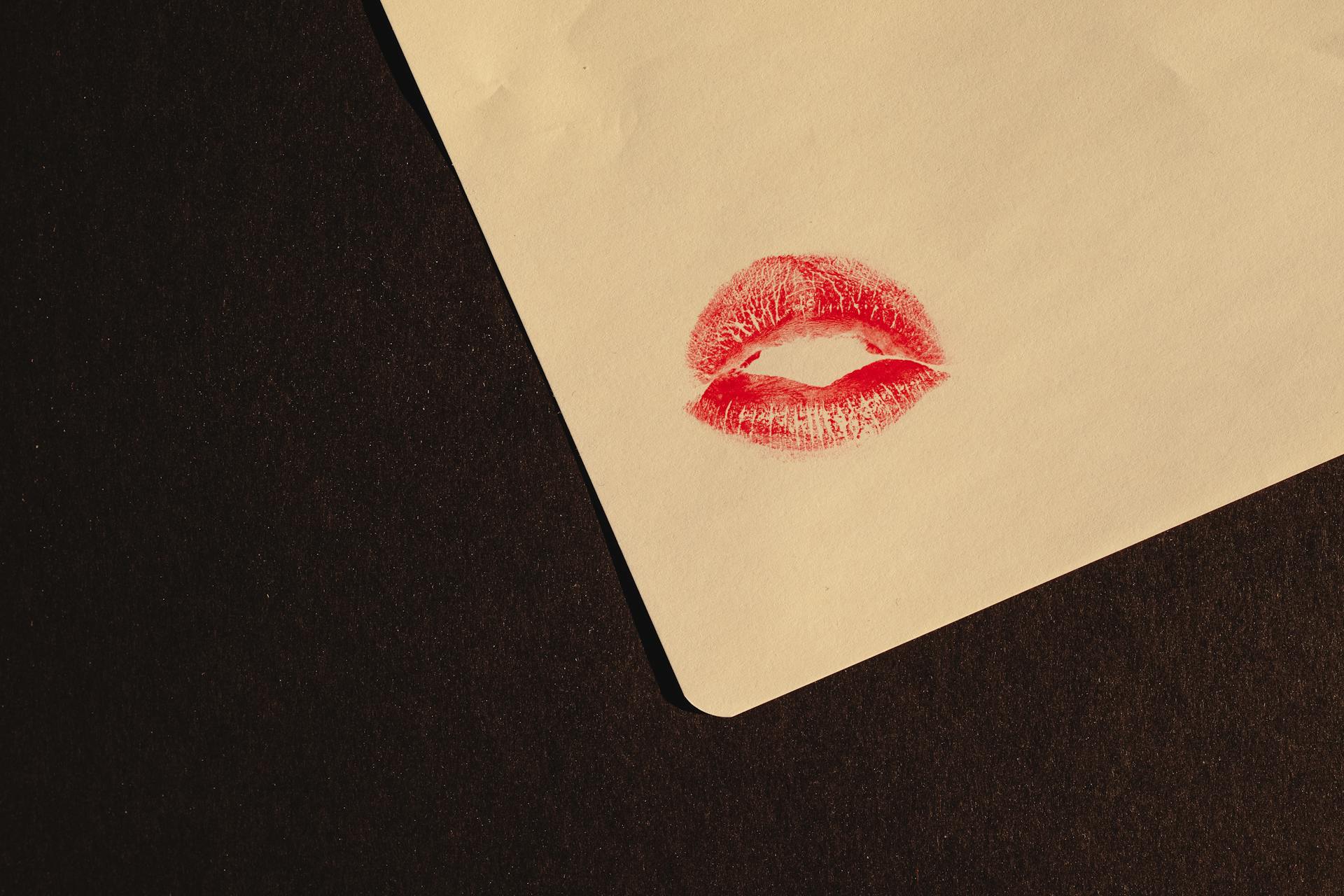A lipstick kiss on a piece of paper | Source: Pexels