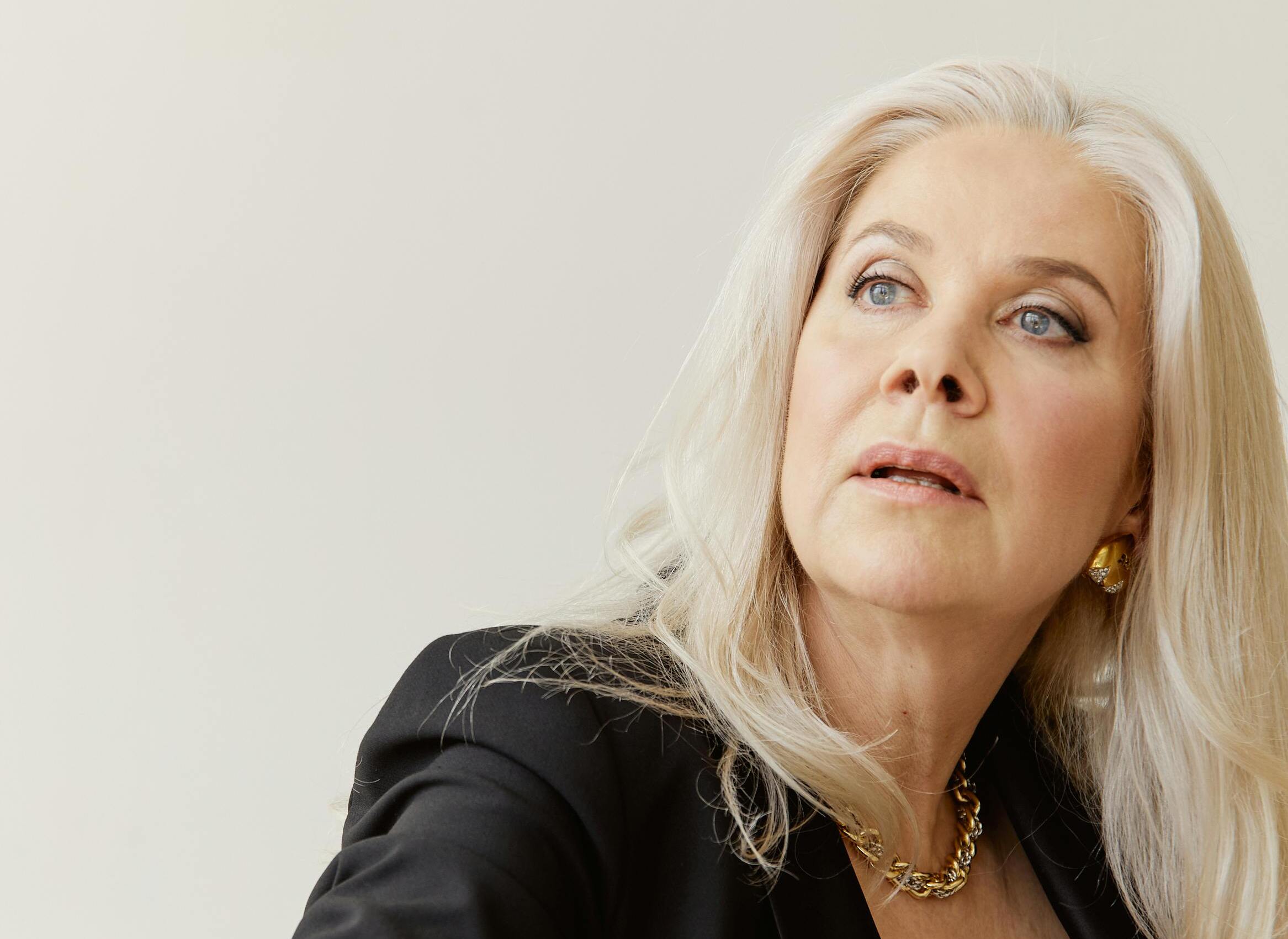 An older woman with her head tilted up and an offended expression | Source: Pexels