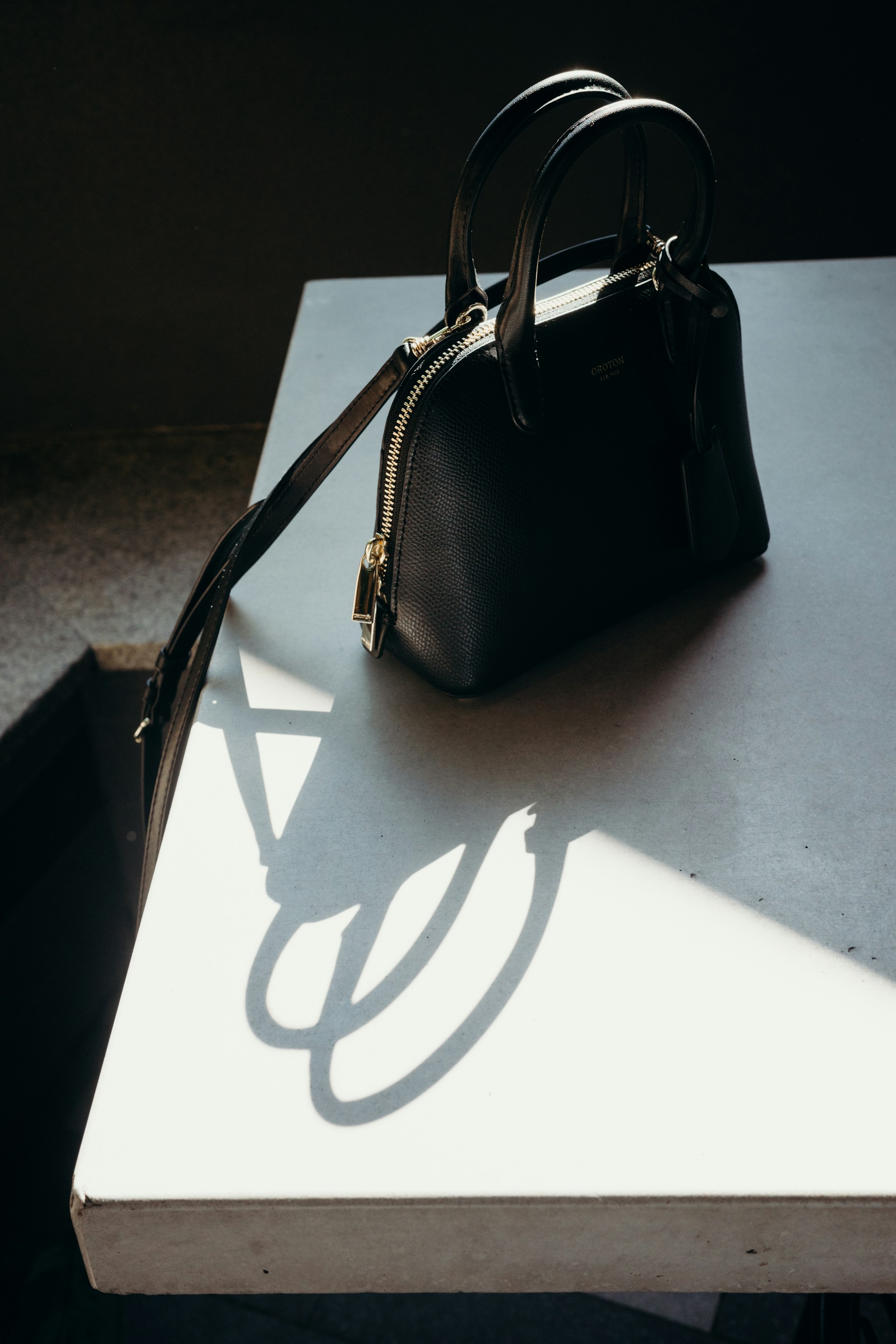 A purse on the table | Source: Unsplash