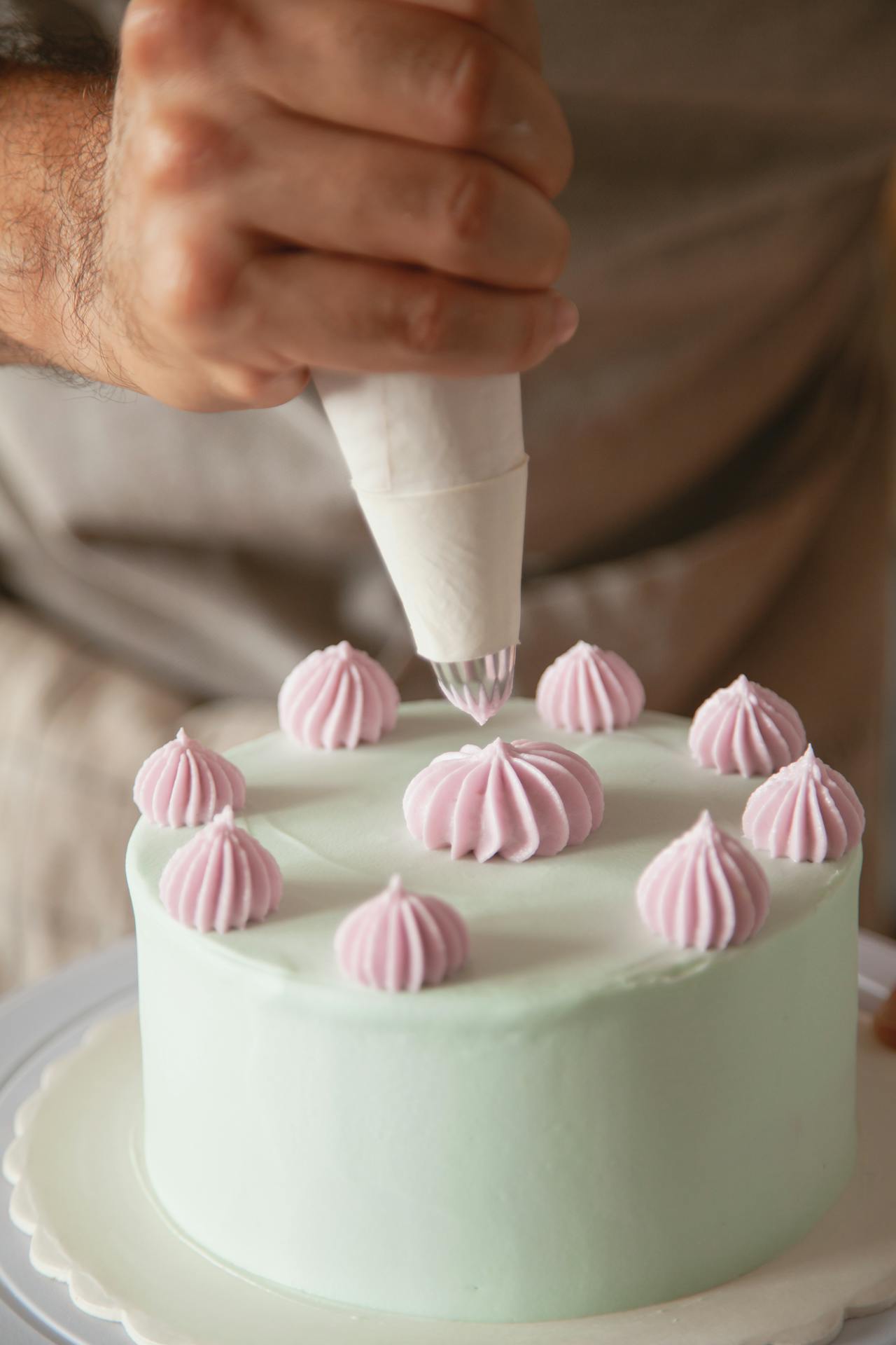 A man decorating a cake | Source: Pexels