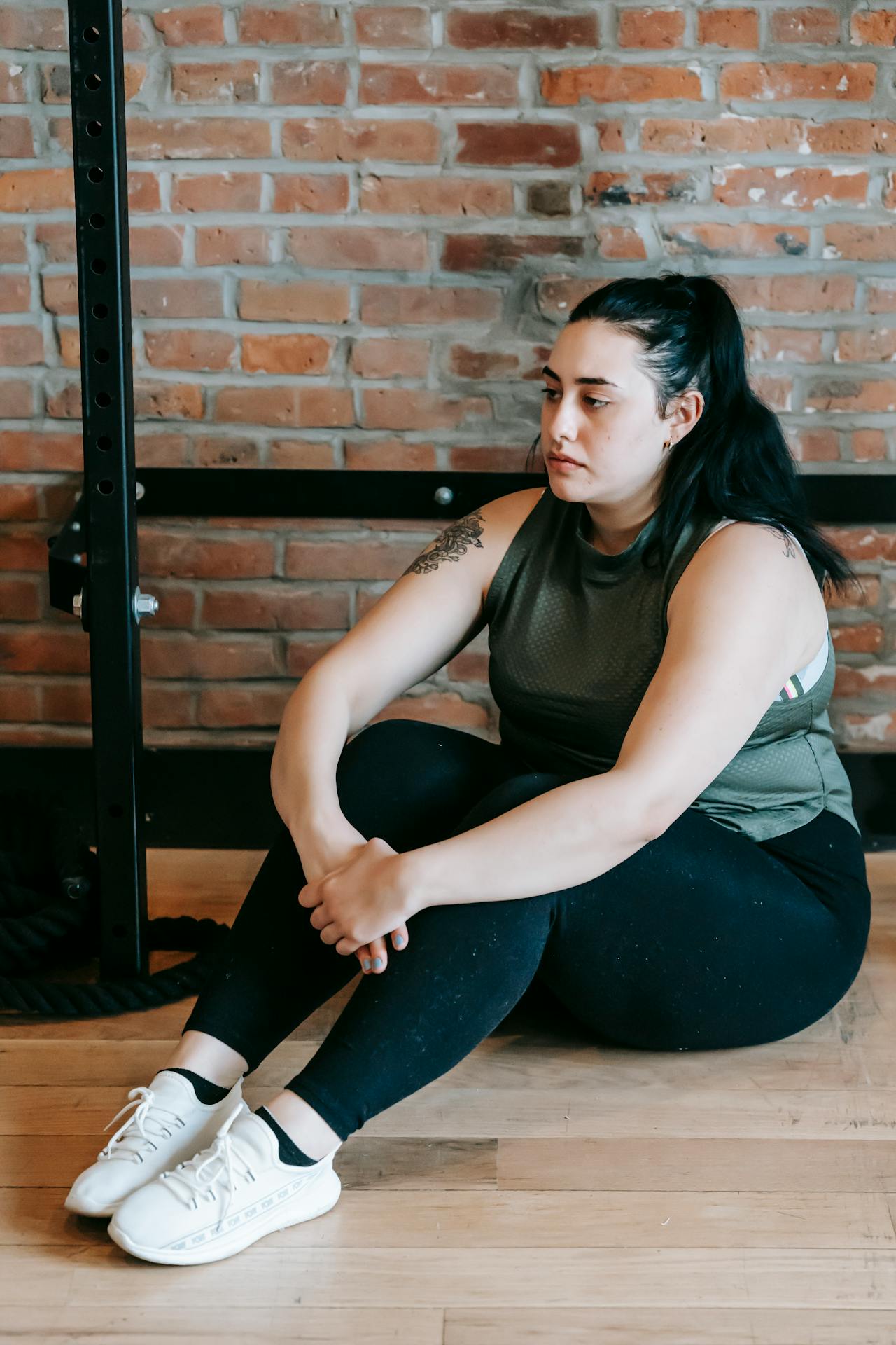 A distressed woman lost in thought | Source: Pexels