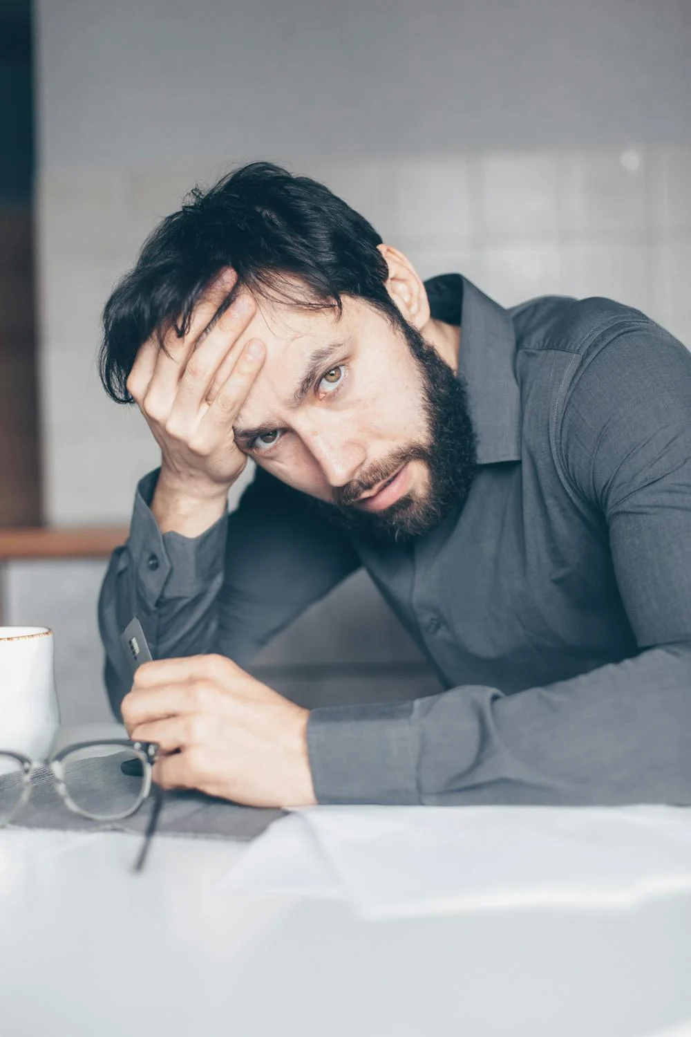 A tired man looking up | Source: Pexels