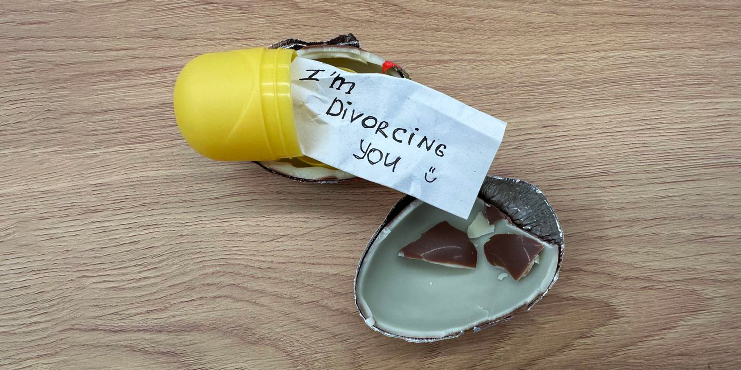 Note hidden inside a Kinder Surprise chocolate egg | Source: Amomama