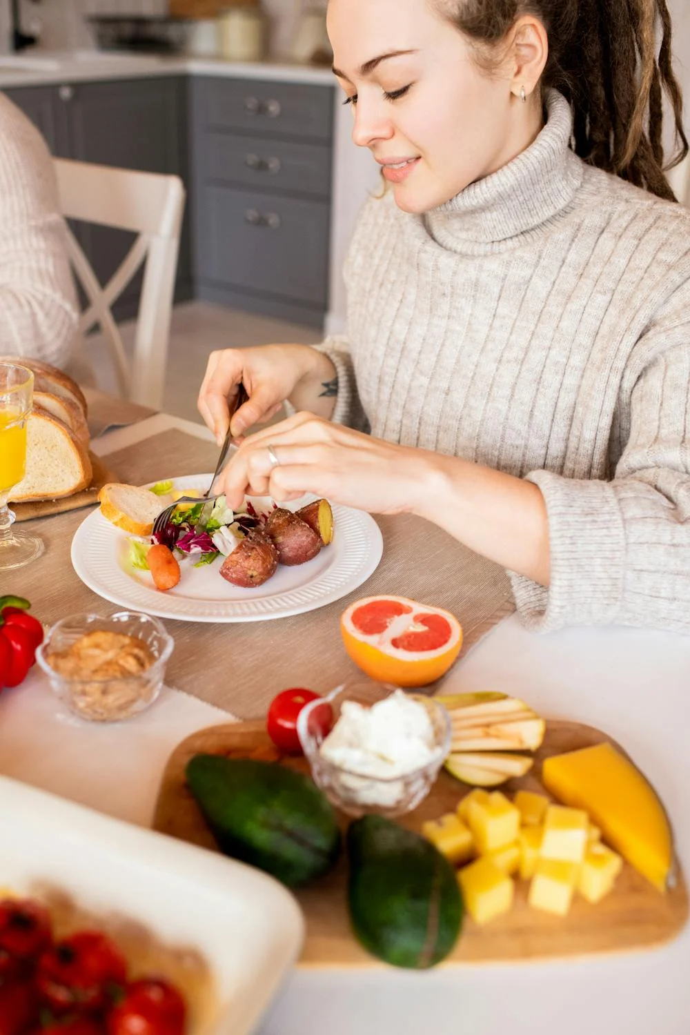 A woman eating | Source: Pexels