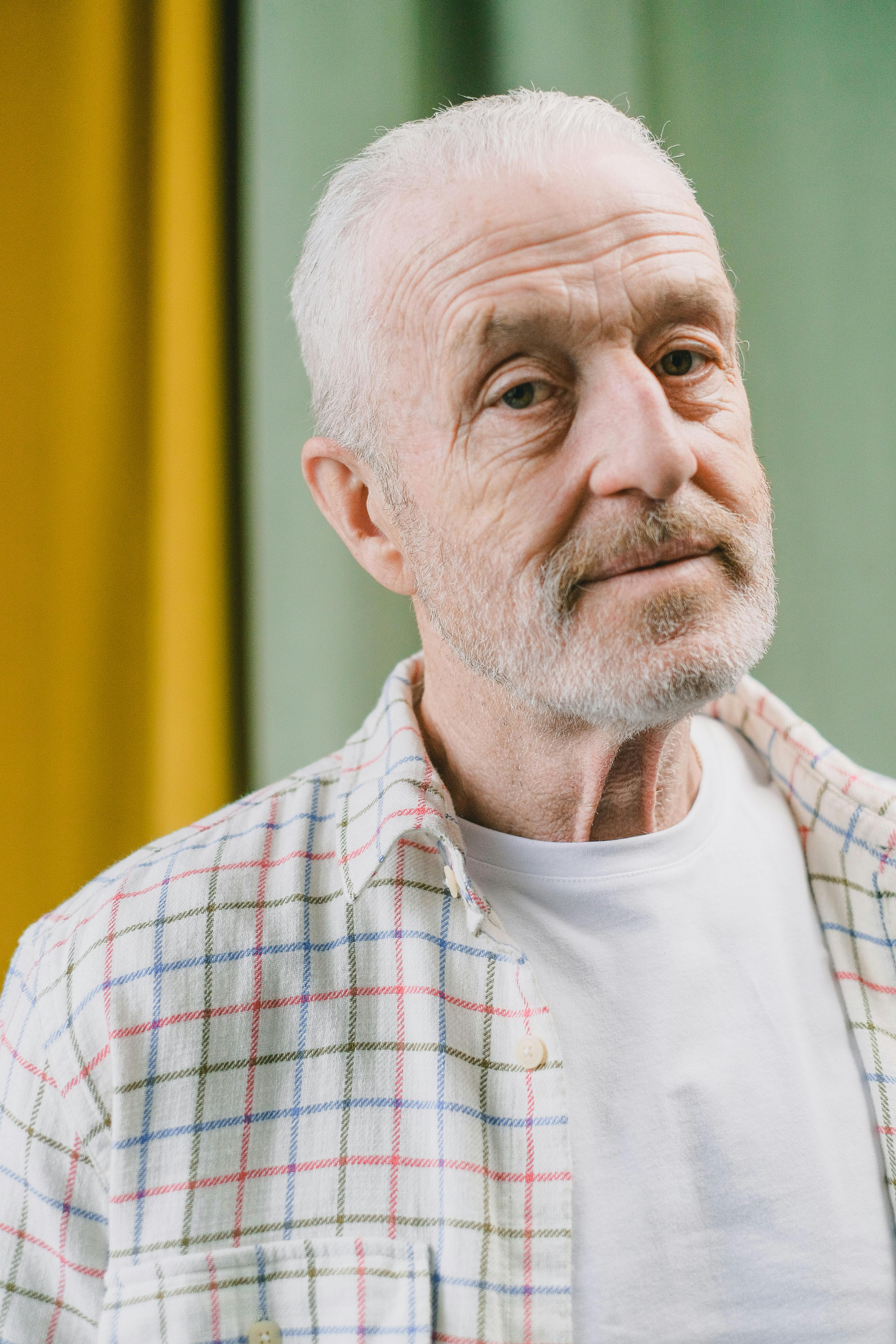 A serious man with his head titled to the side | Source: Pexels