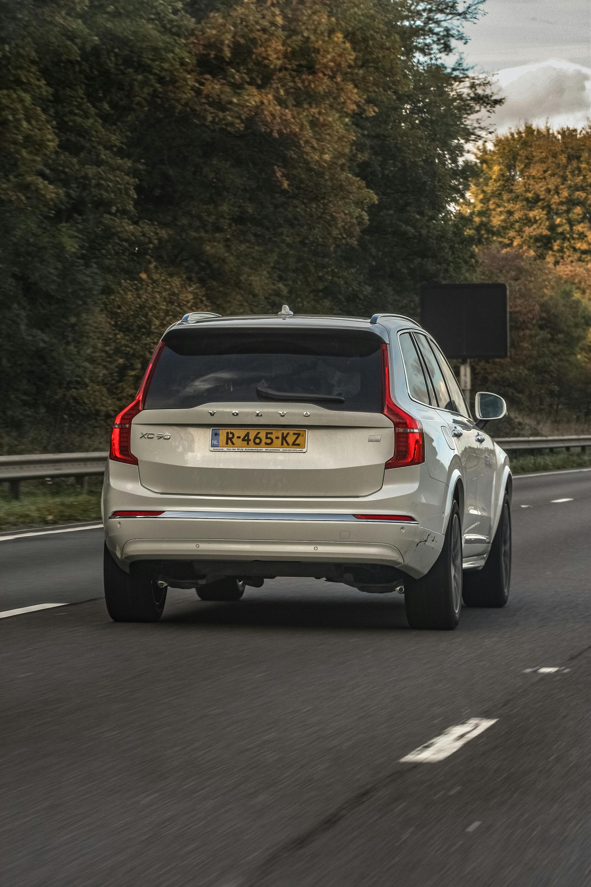 Un coche circulando por la carretera | Fuente: Pexels