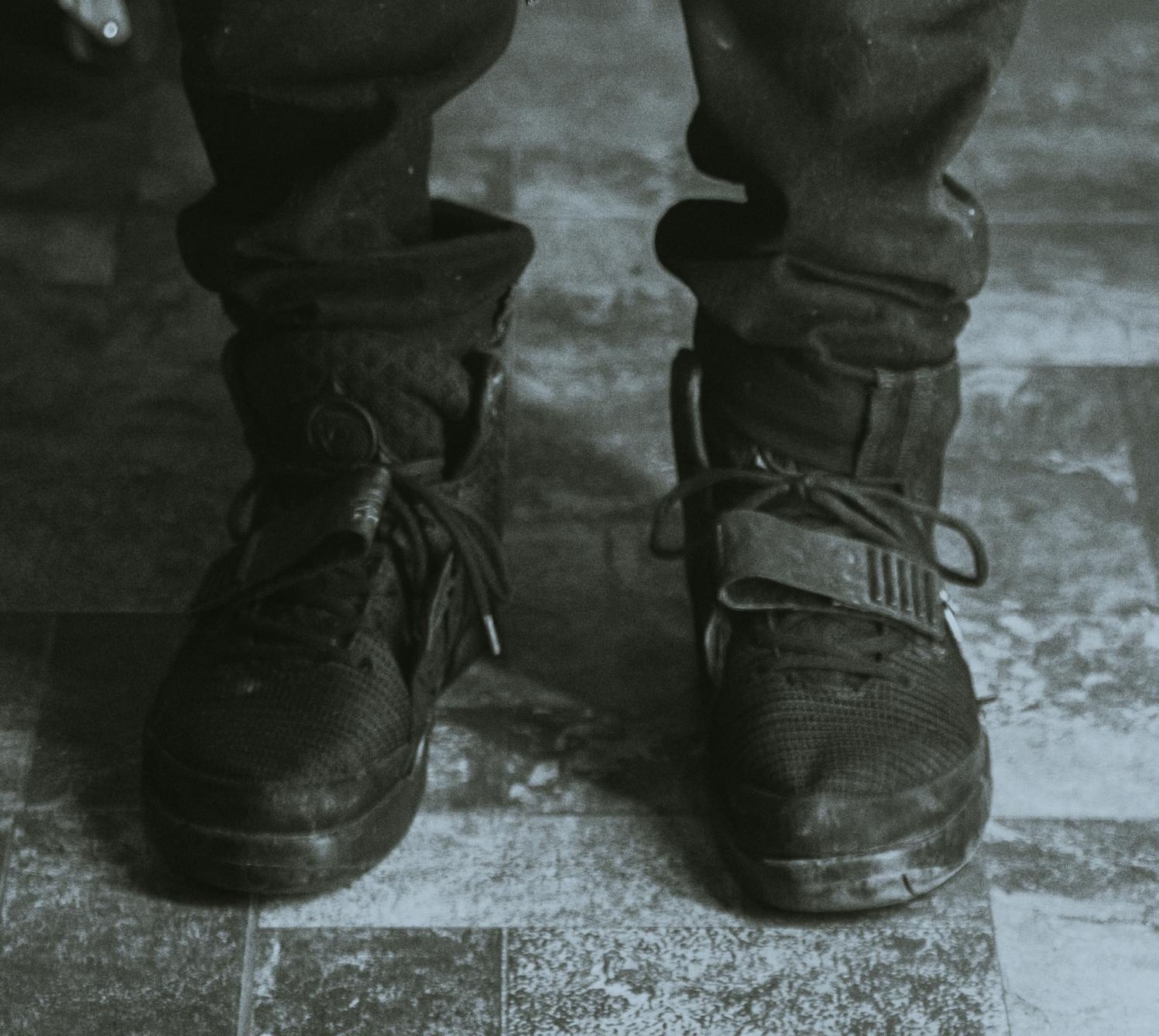 A boy wearing dirty shoes | Source: Pexels