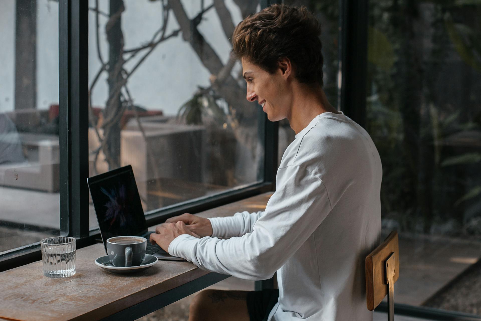 A man using his laptop | Source: Pexels