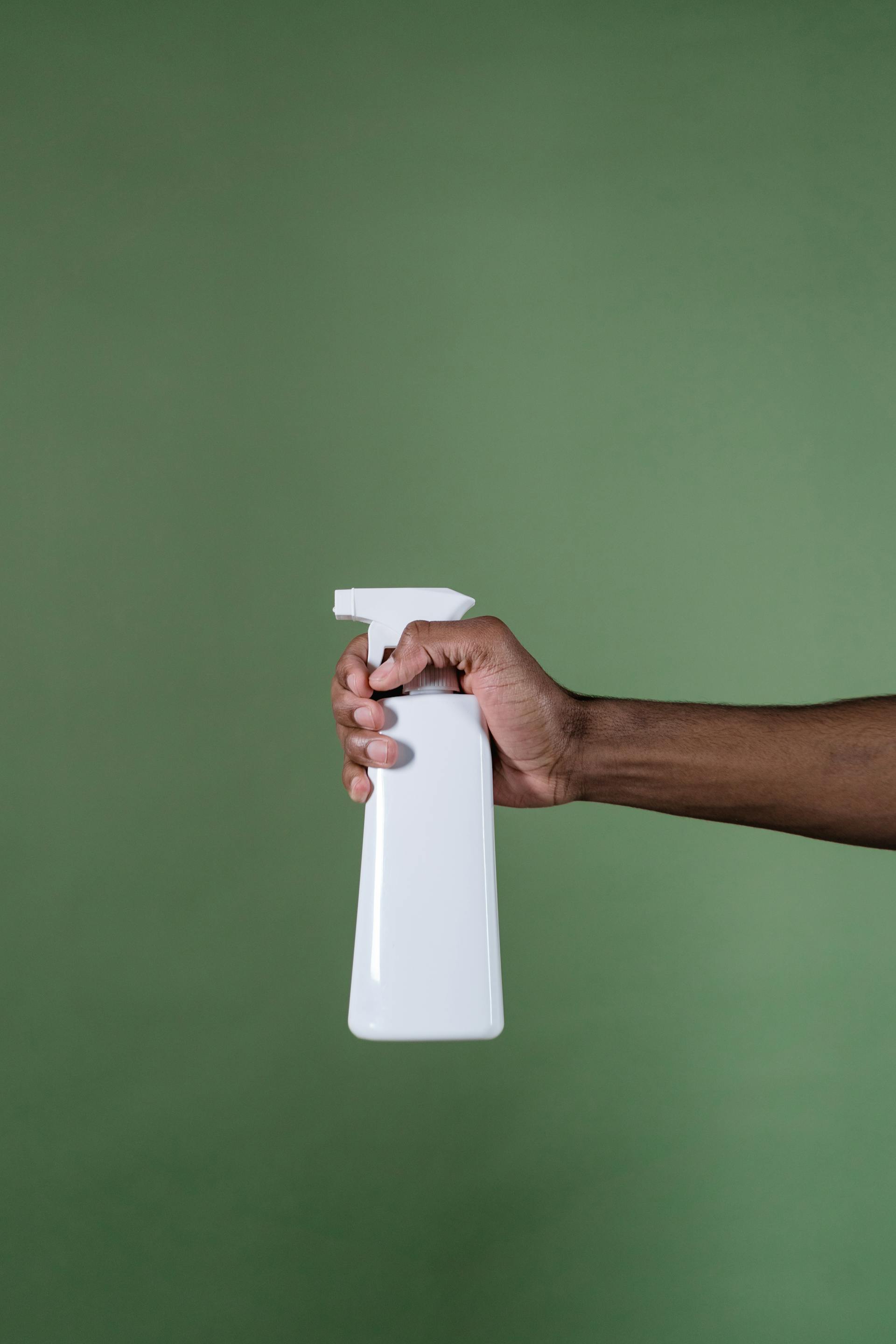 A man holding a spray bottle | Source: Pexels
