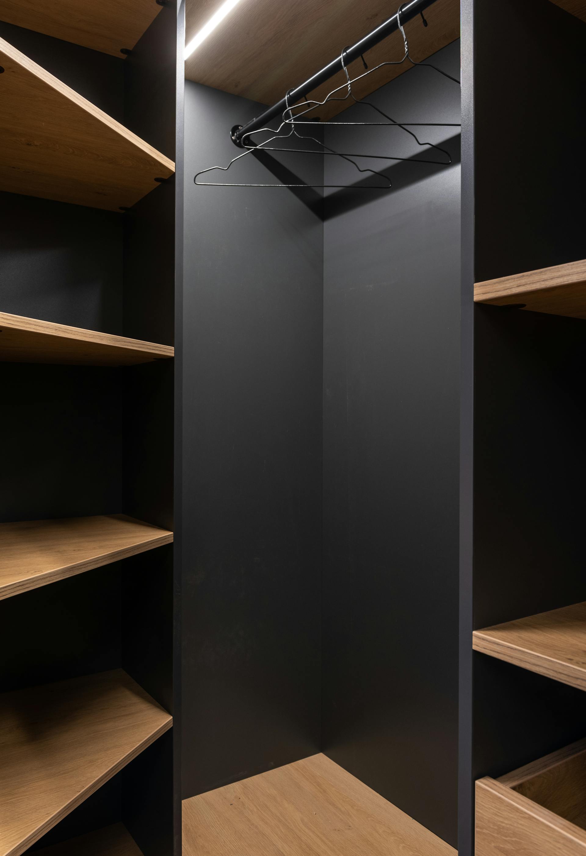 An empty closet | Source: Pexels
