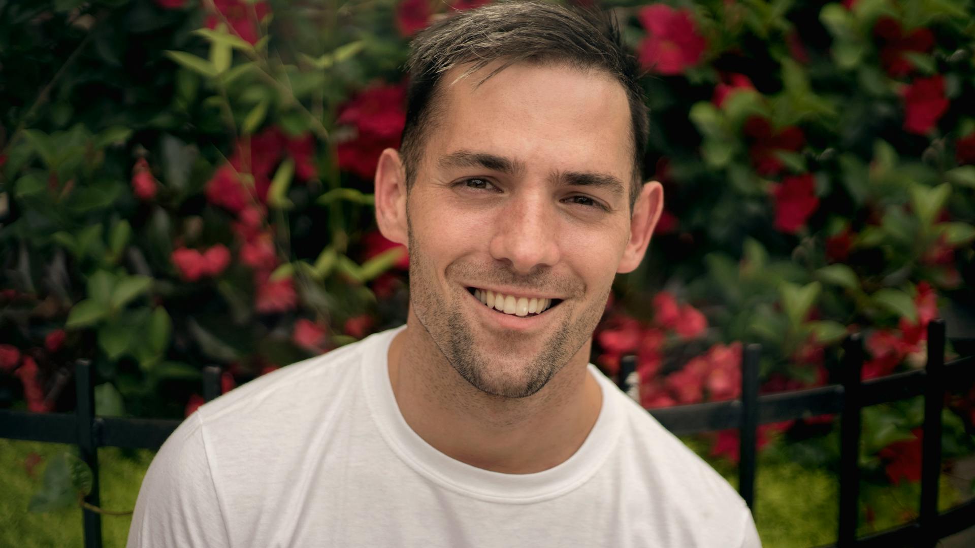 A man smiling at someone | Source: Pexels