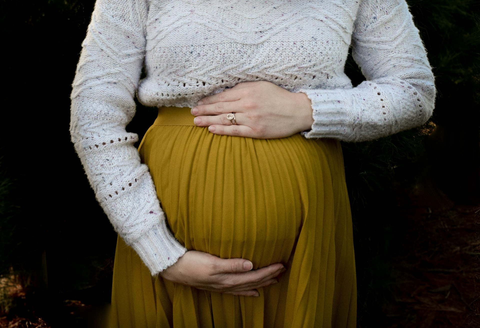 Close-up shot of a pregnant woman | Source: Unsplash