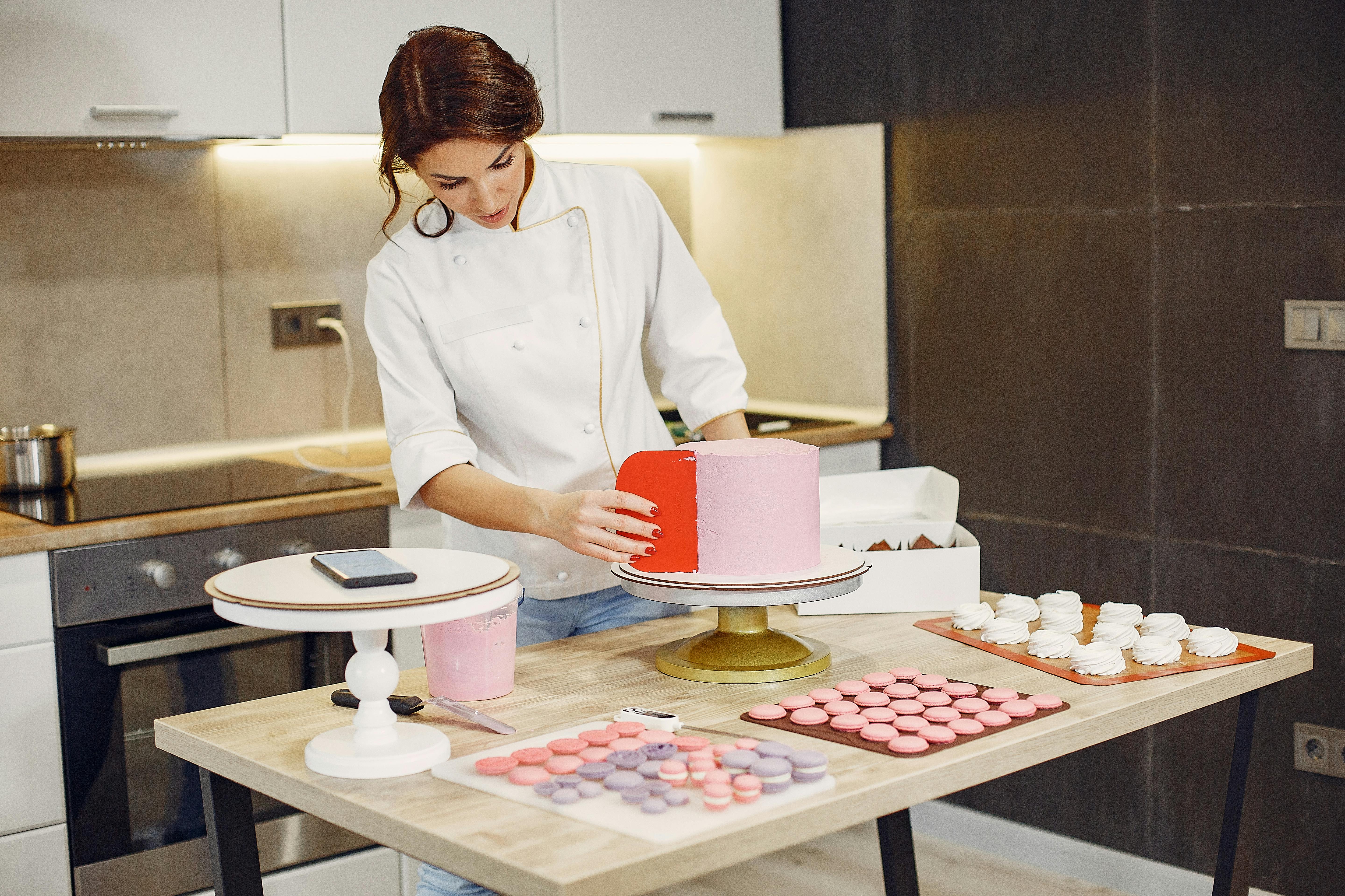 A woman busy making a cake | Source: Pexels