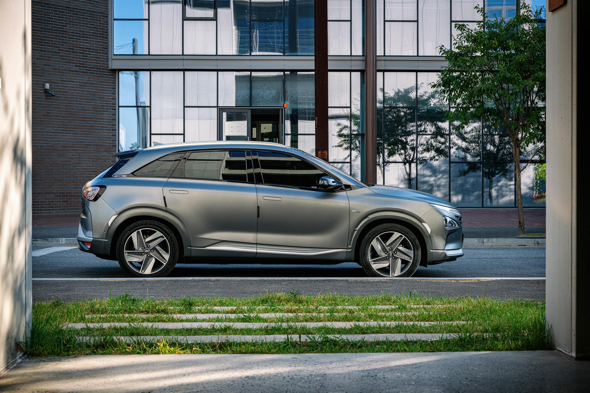 A car parked along a city street | Source: Pexels