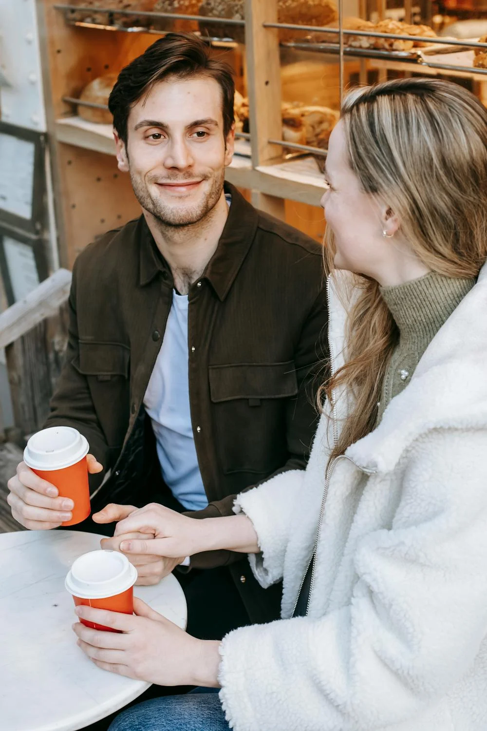 A couple talking | Source: Pexels