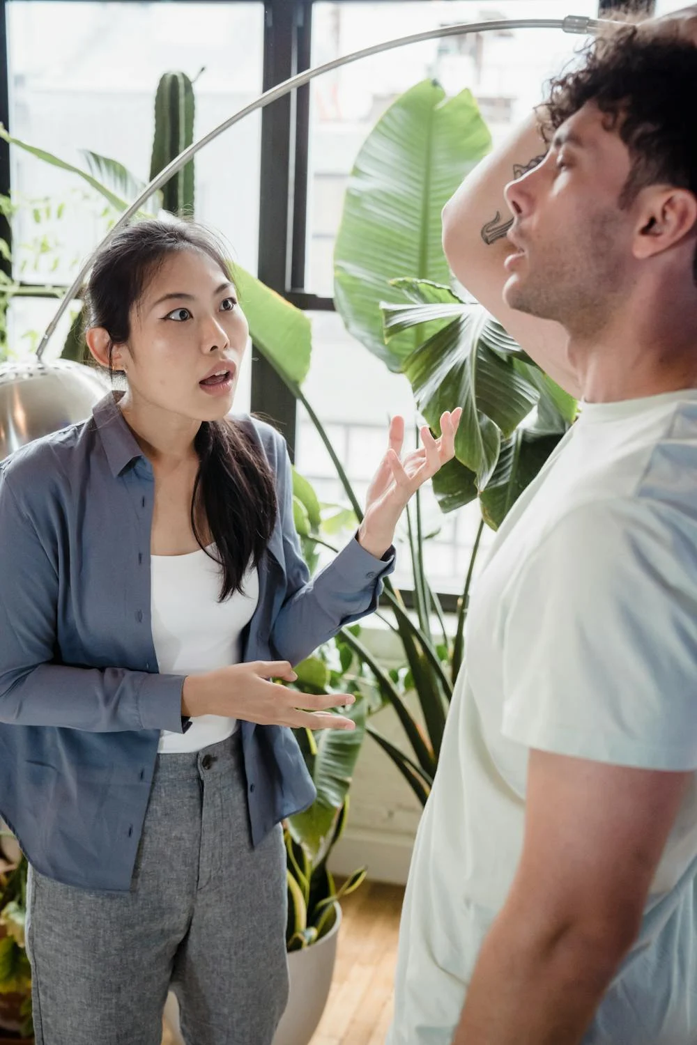 Une femme parle à son mari agacé | Source : Pexels