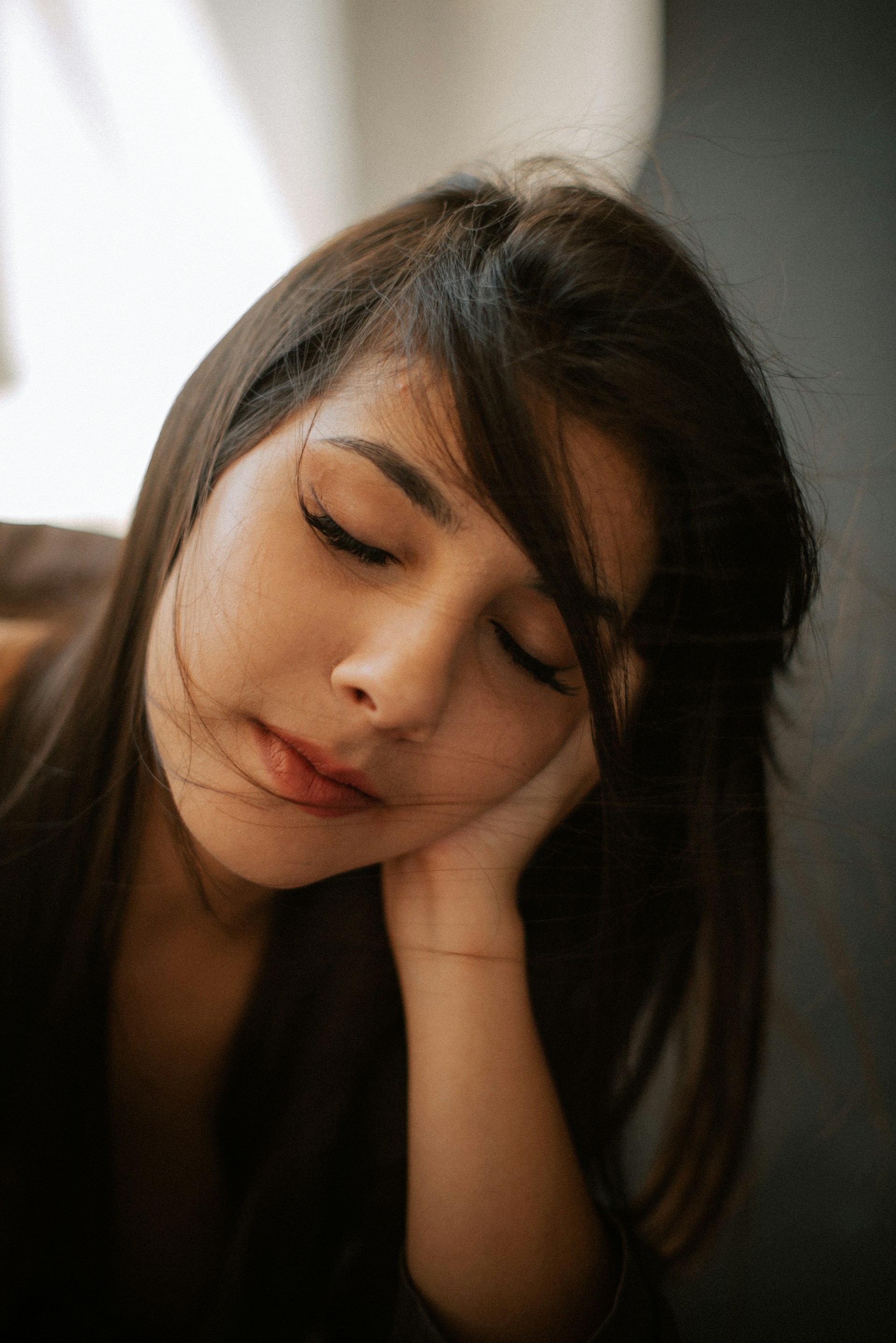 A teen girl resting her head in one hand | Source: Unsplash
