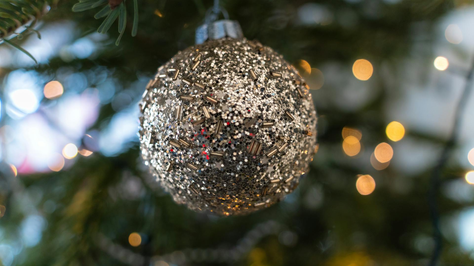 A glittery bauble | Source: Pexels