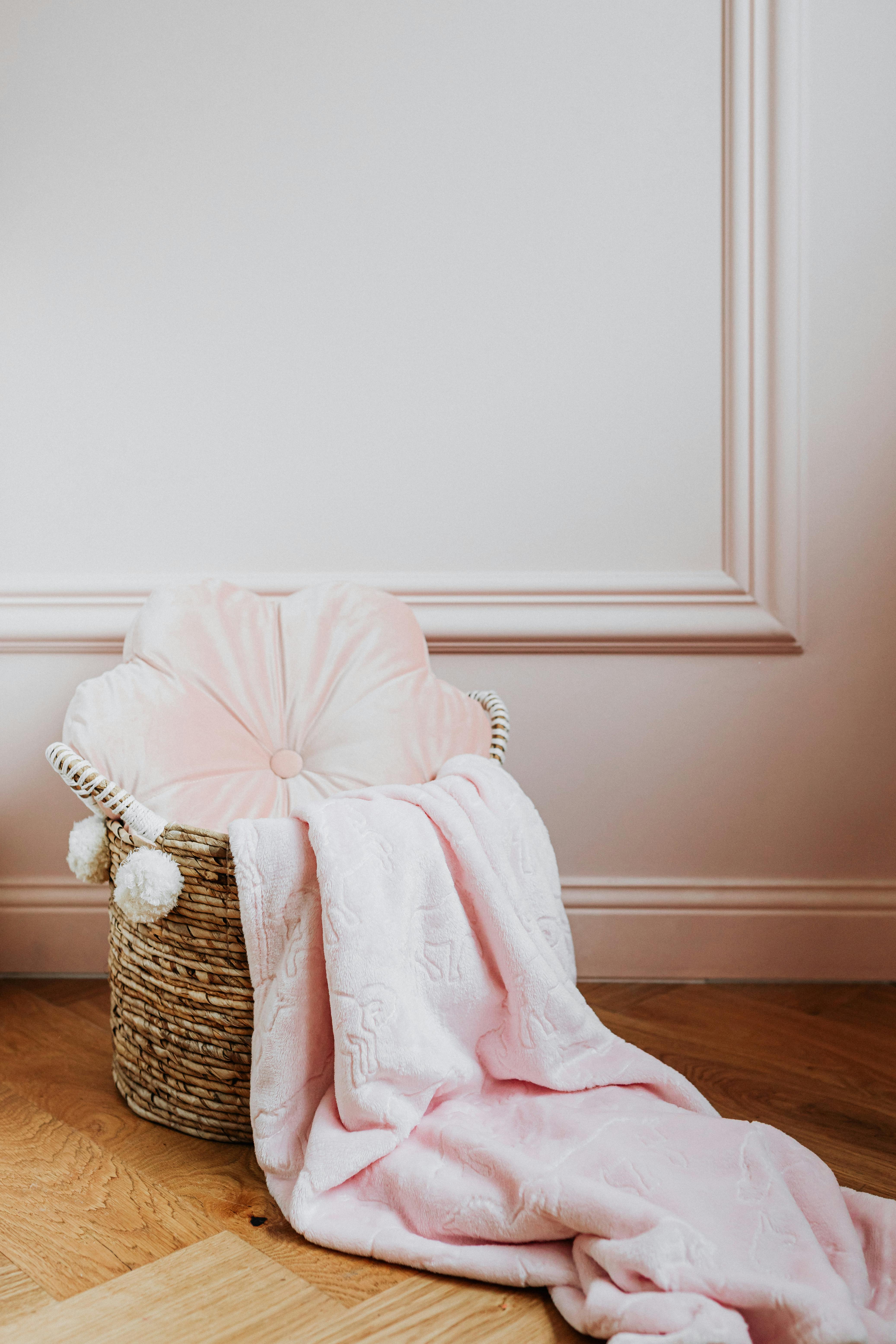 A blanket in a basket | Source: Pexels