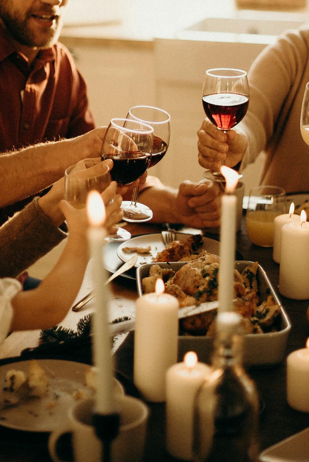 Une famille trinque lors d'un dîner | Source : Pexels