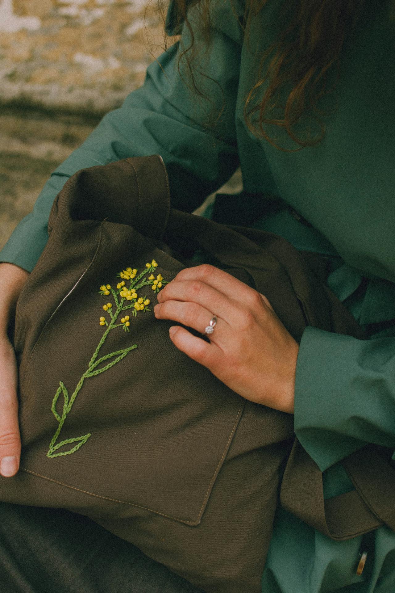 A woman holding a bag | Source: Pexels