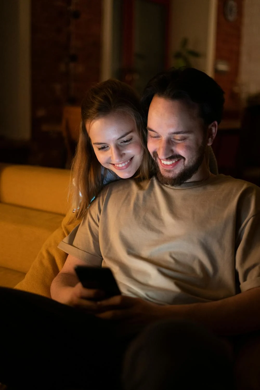 A woman talking to a man at home | Source: Pexels