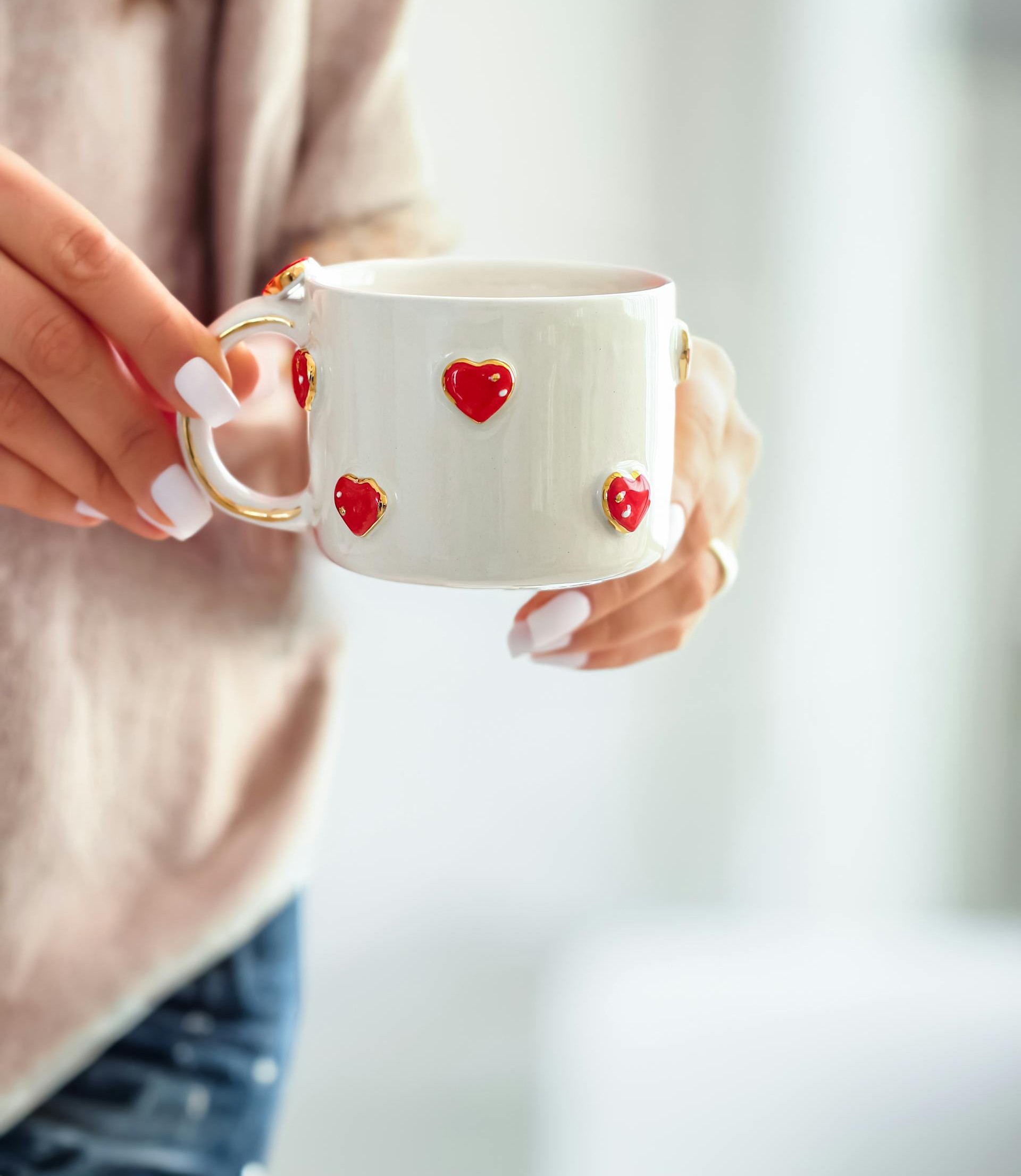 A woman holding a mug | Source: Pexels