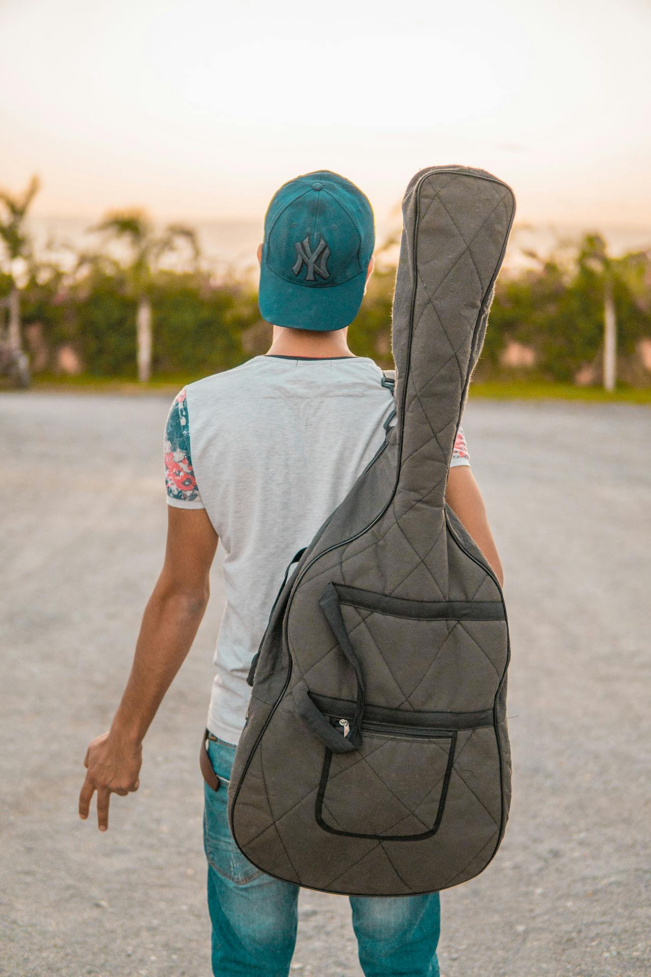 A man carrying a guitar case | Source: Pexels