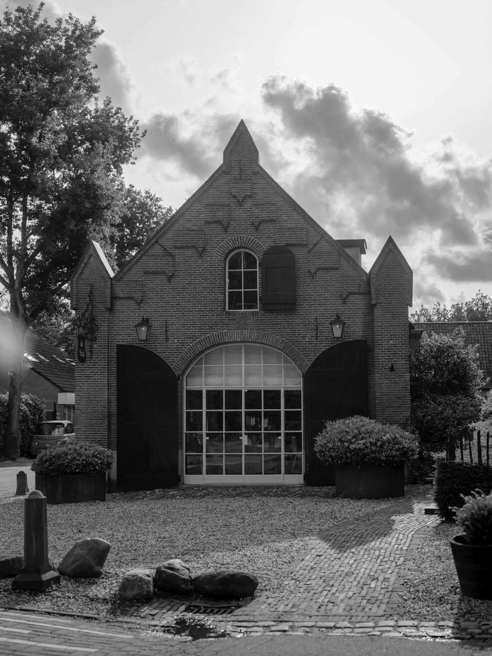 A grayscale photo of a house | Source: Pexels