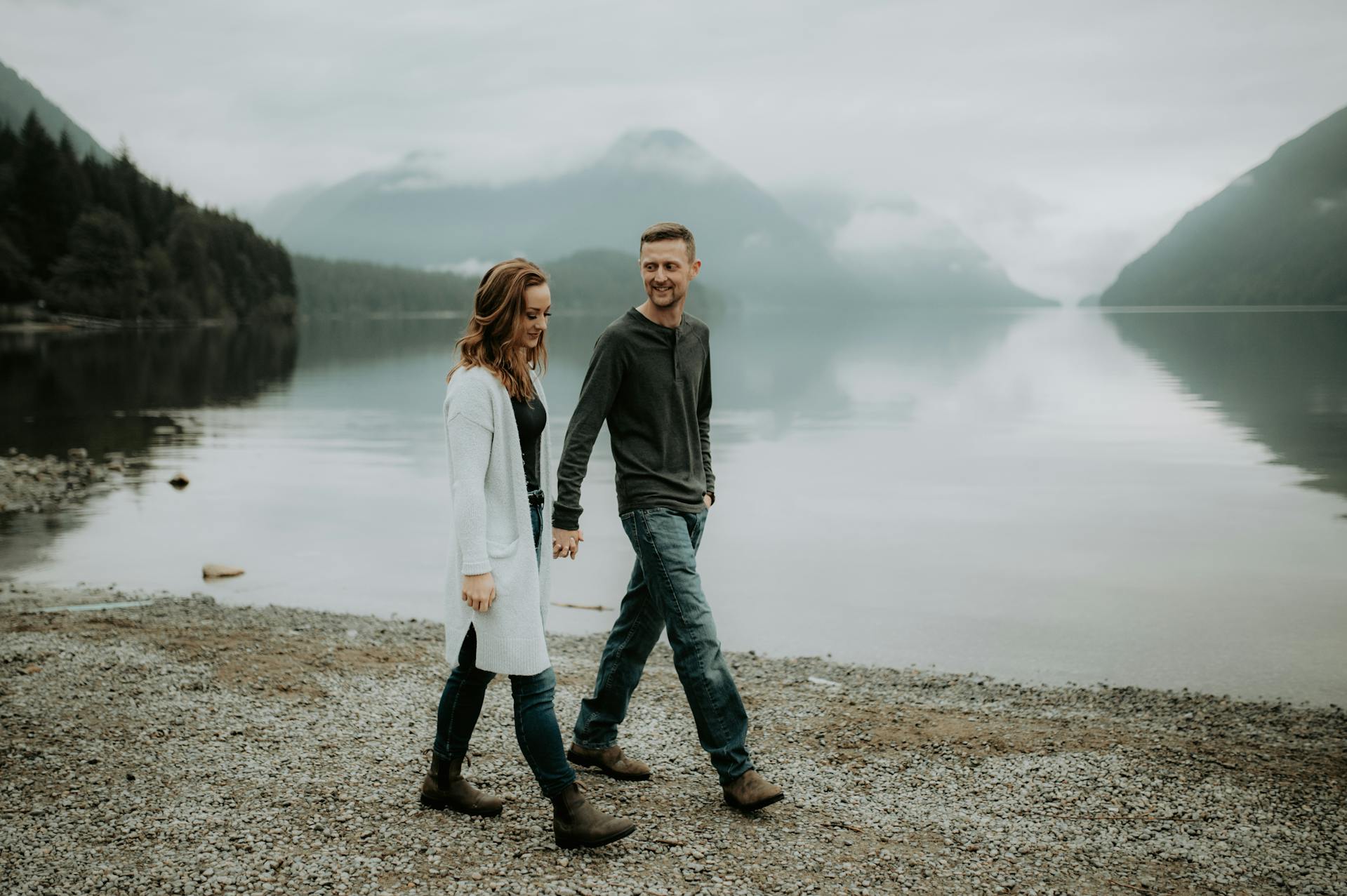 A couple walking on a lake shore | Source: Pexels