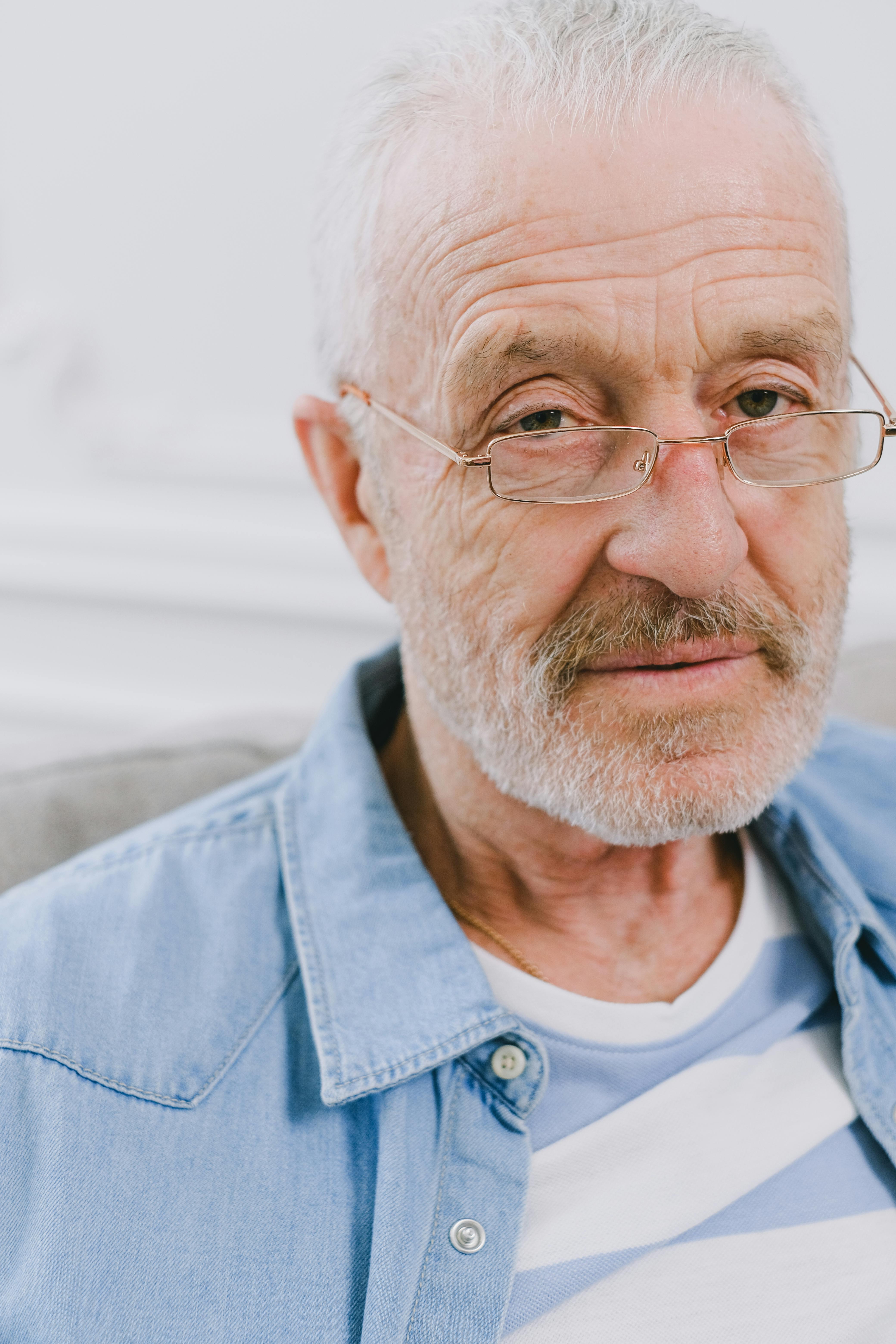 A bored-looking man | Source: Pexels