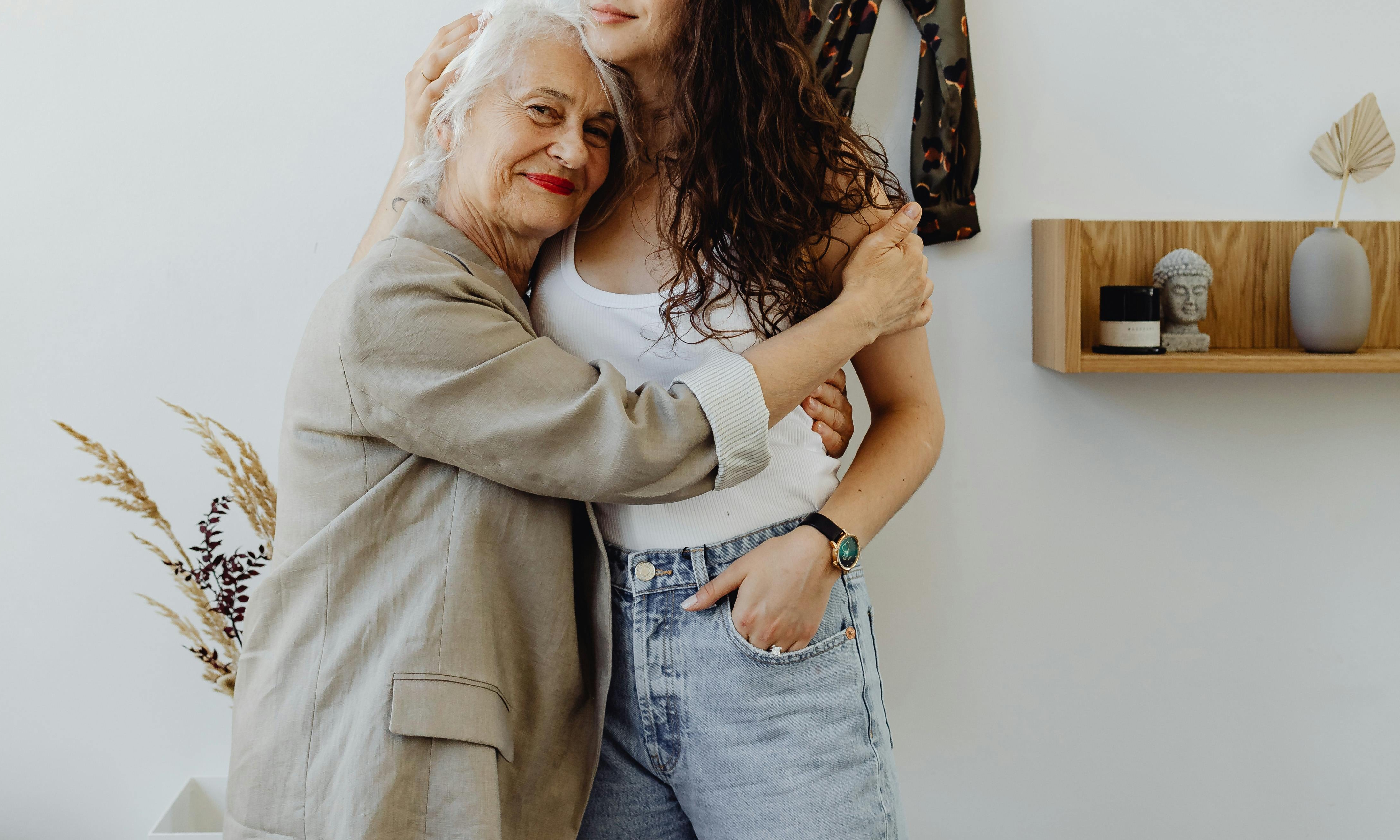 Two women embracing | Source: Pexels