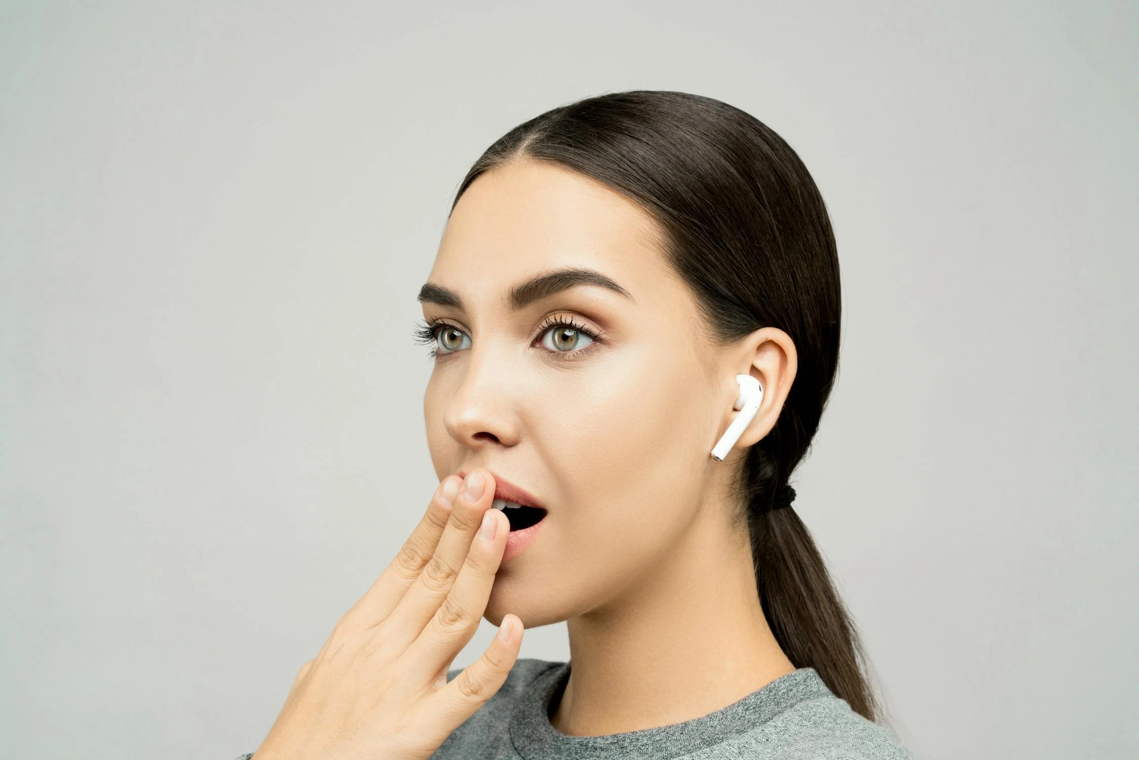 A young woman pretending to be shocked | Source: Pexels