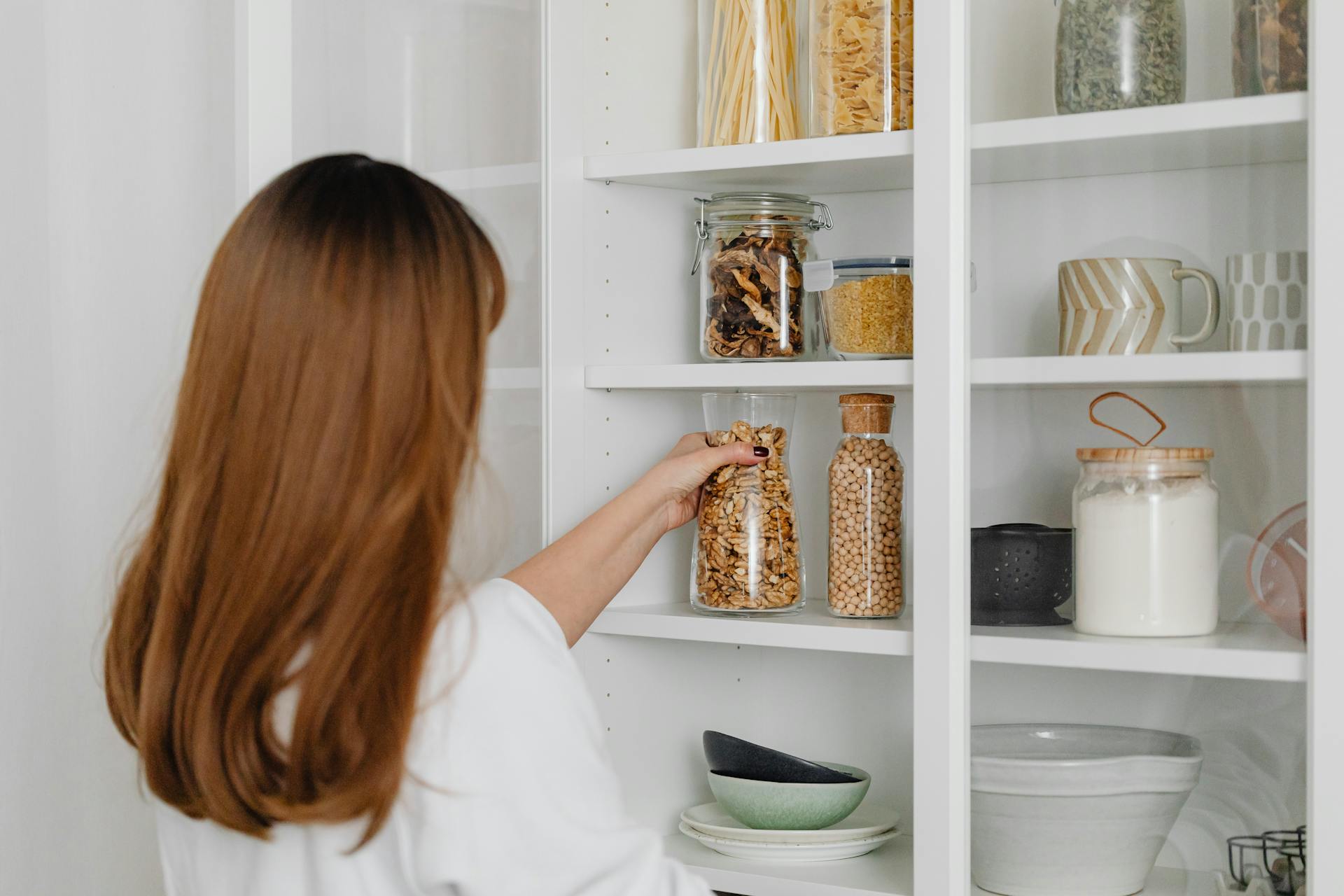 A woman holding a glass jar | Source: Pexels