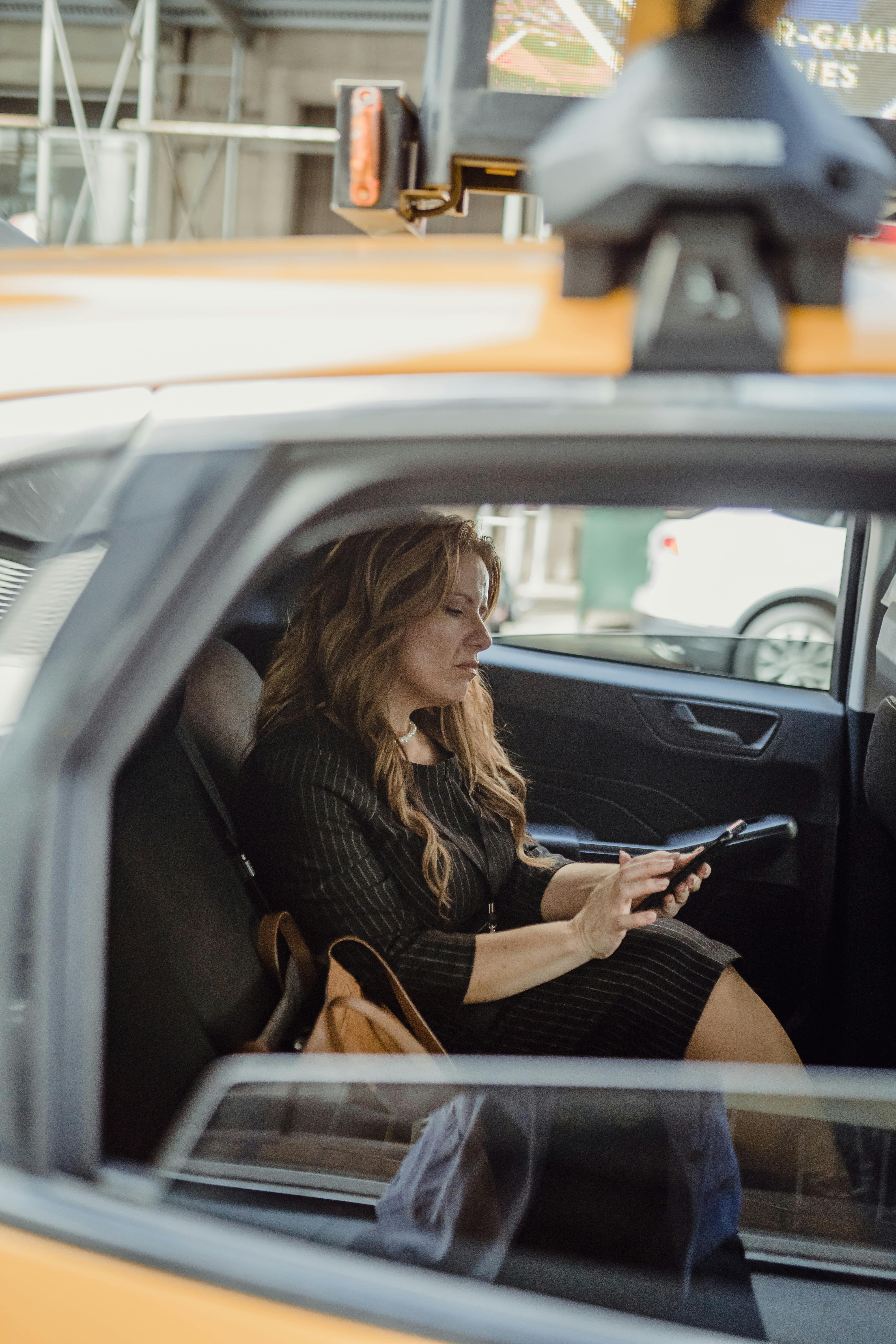 A woman in a cab | Source: Pexels
