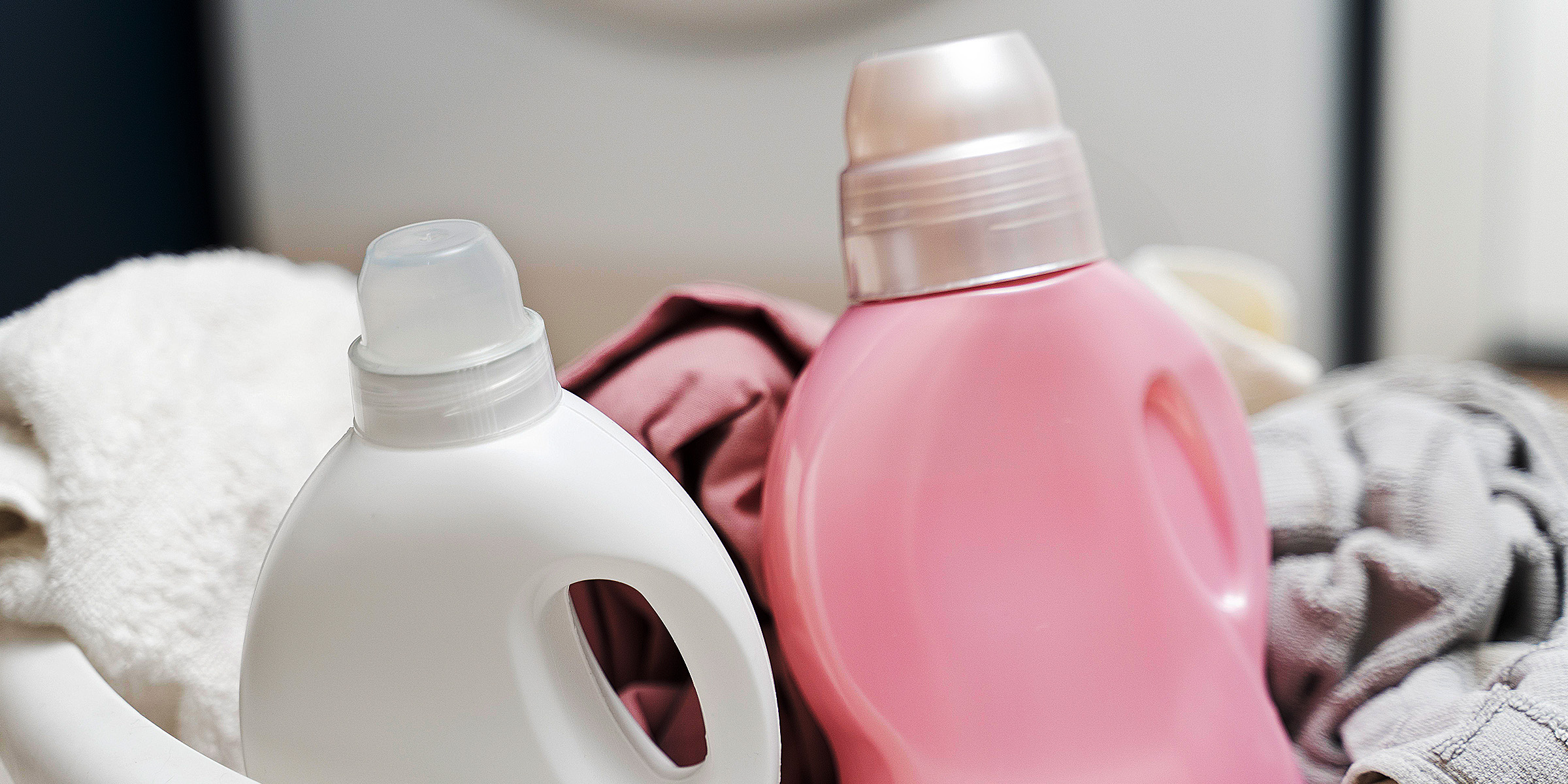 Bottles of detergent in a laundry basket | Source: Freepik