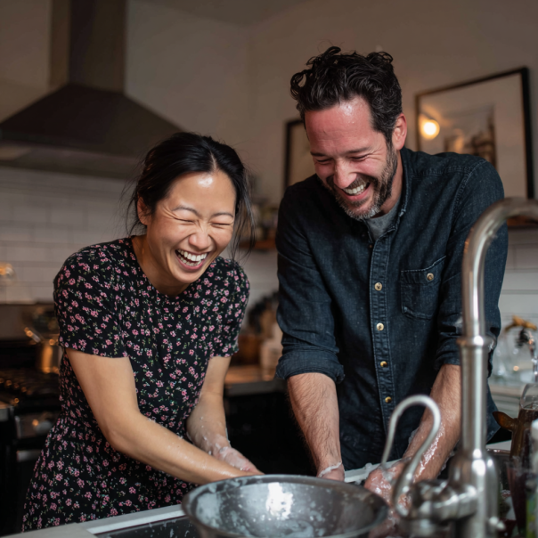 A couple washing dishes | Source: Midjourney