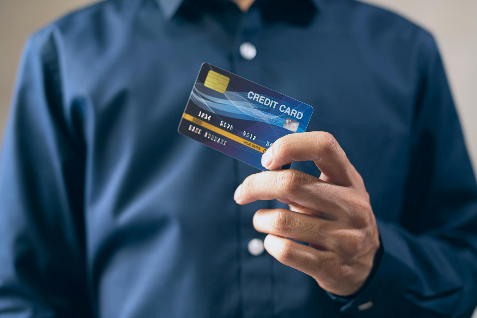 A man handing over a credit card | Source: Pexels