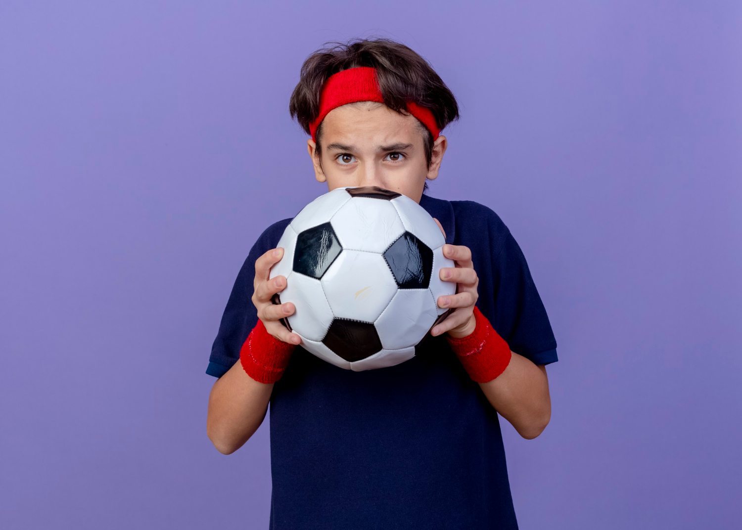 A teenage boy holding a football | Source: Freepik