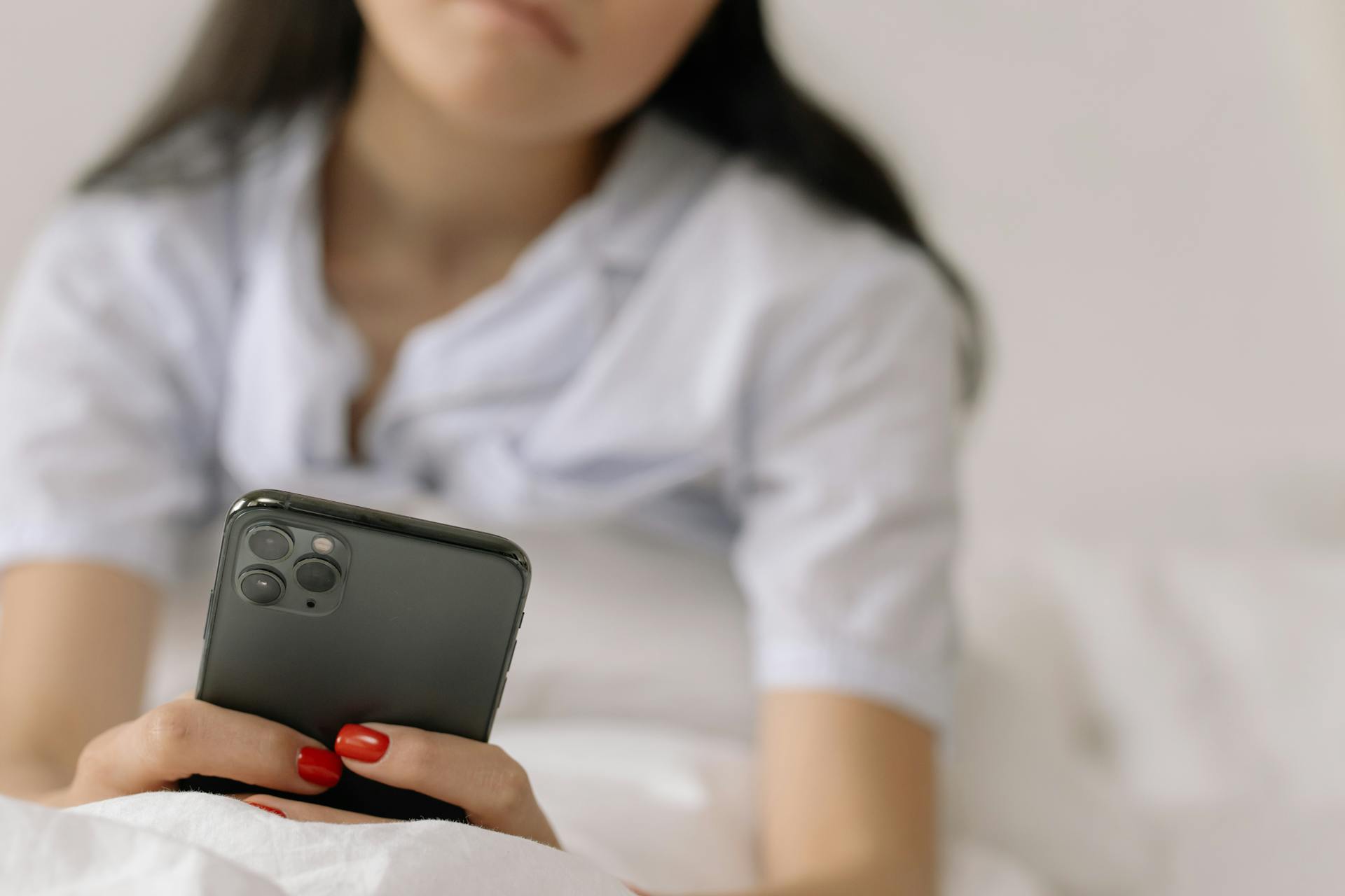 Uma mulher olhando para o celular | Fonte: Pexels