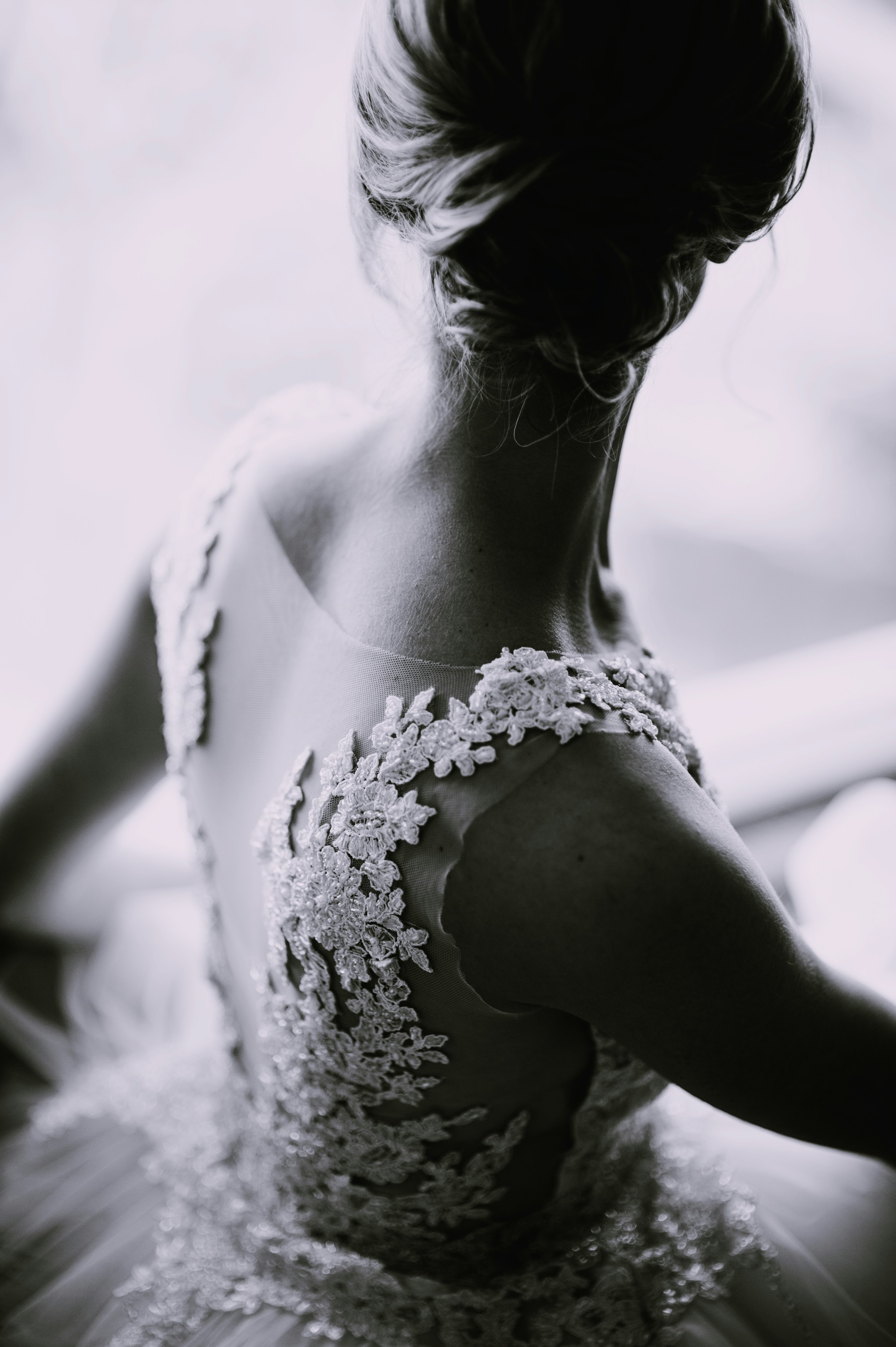 Grayscale shot of a bride | Source: Unsplash