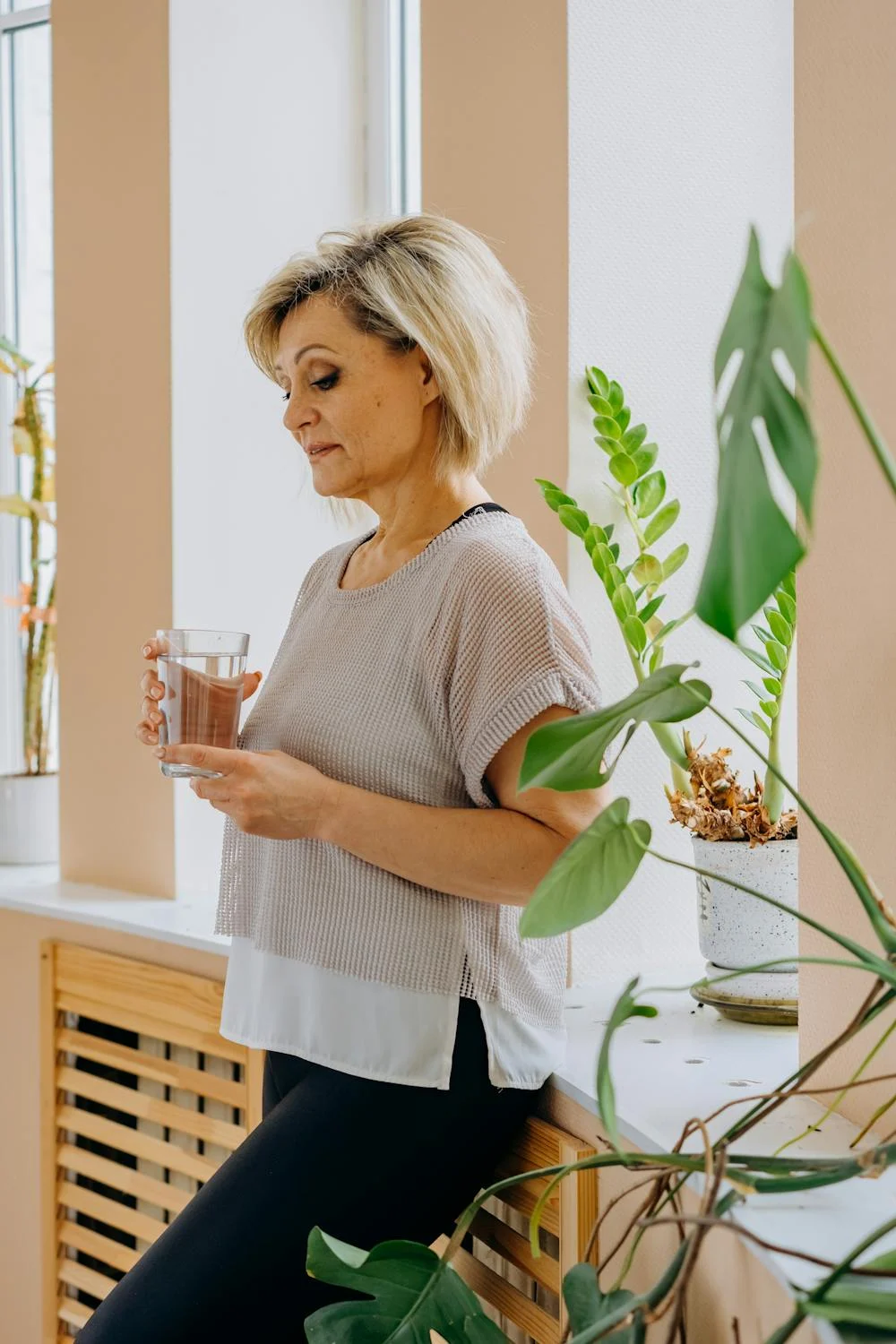 A serious woman with a cup of tea | Source: Pexels