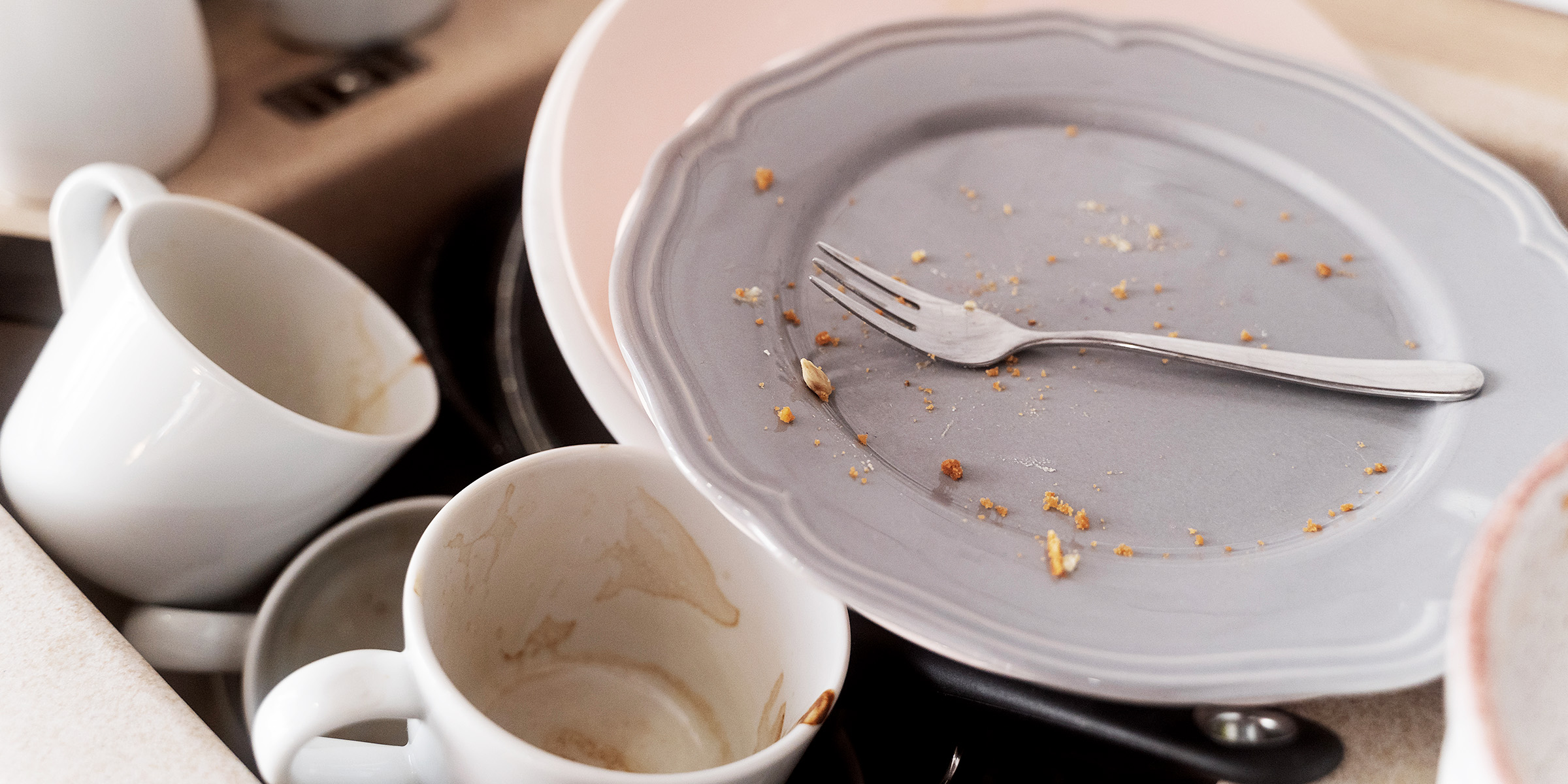 Dirty dishes in a kitchen sink | Source: Freepik