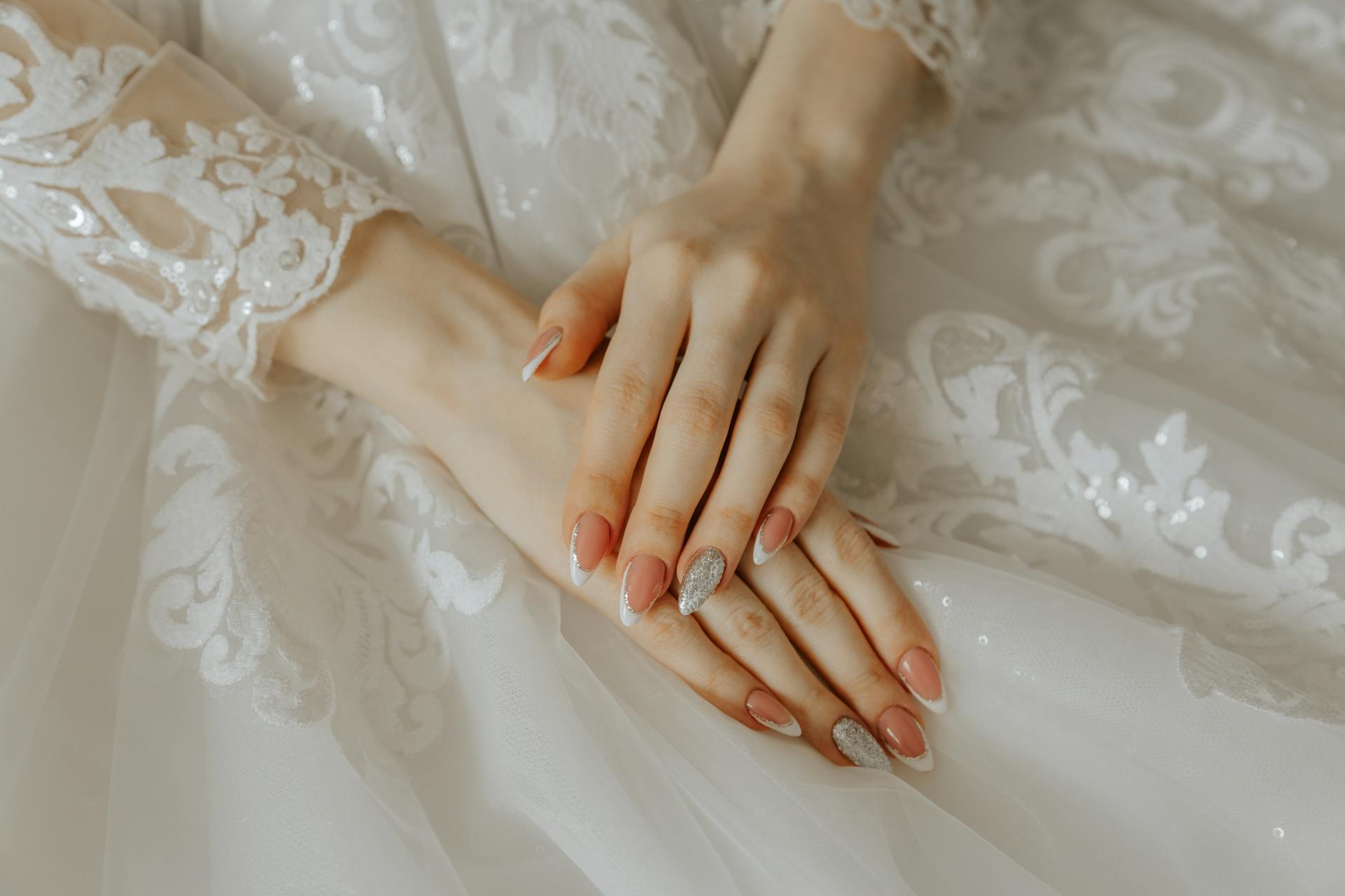 a close-up shot of a bride's hands | Source: Pexels