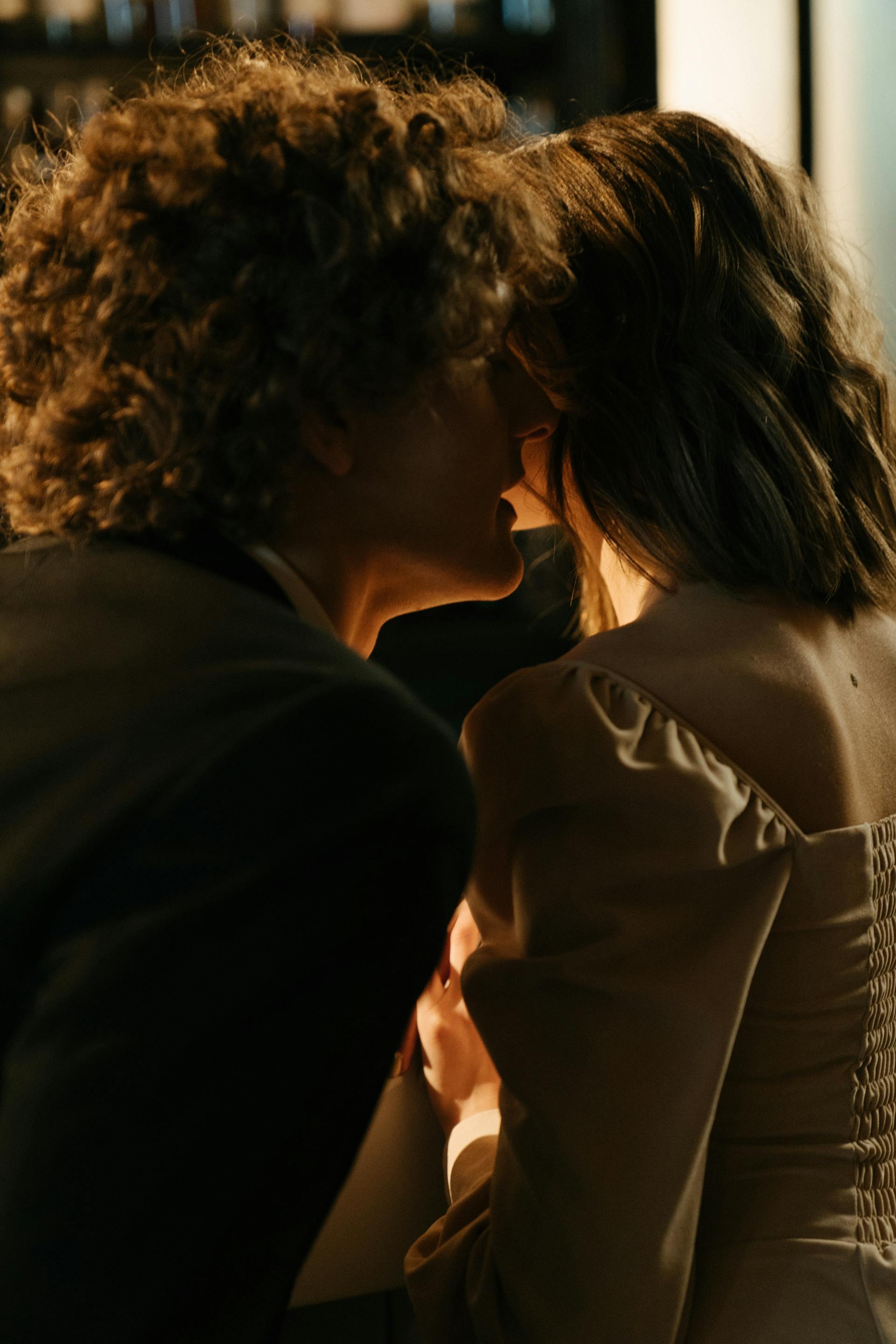 Mężczyzna szepczący do kobiety | Źródło: Pexels