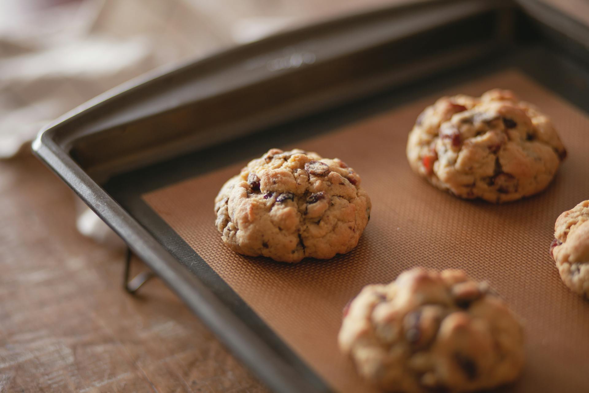 Galletas en una bandeja para hornear | Fuente: Pexels